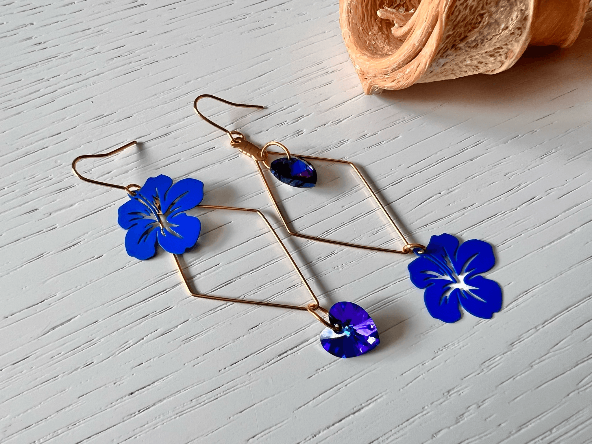 Boucles d’oreilles PALOMA cœurs cristal héliotrope et fleurs hibiscus bleu outre-mer - Créations Uniques - Créations Uniques