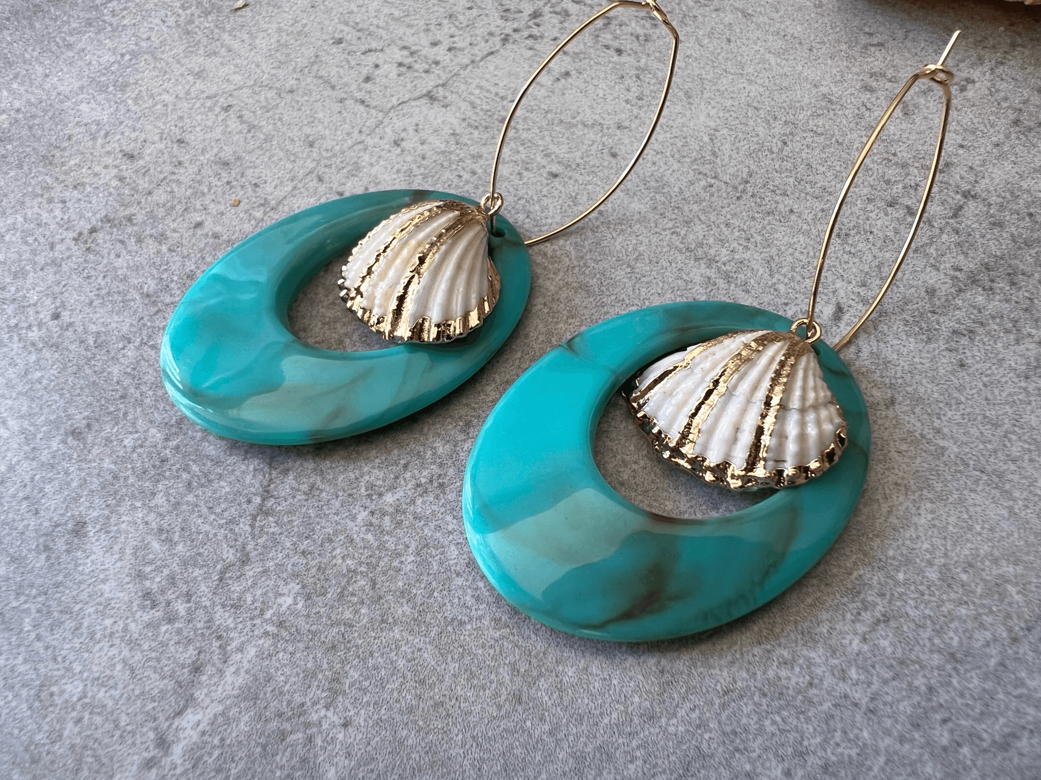 Boucles d’oreilles FRANKIE coquillages et résine turquoise - Créations Uniques - Créations Uniques