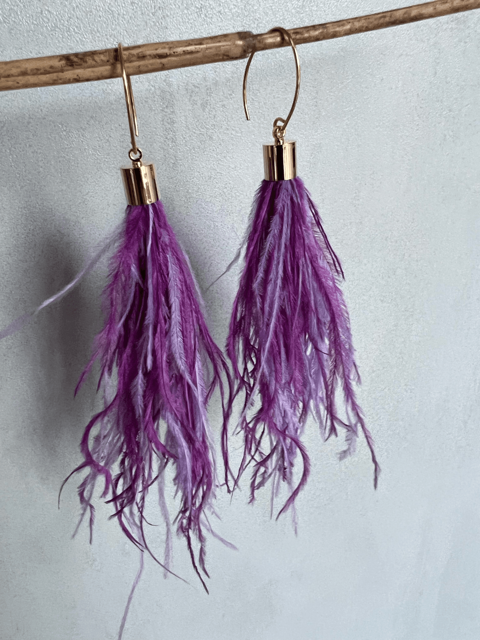 Boucles d’oreilles DELINDA longues plumes mauve et violet - Créations Uniques