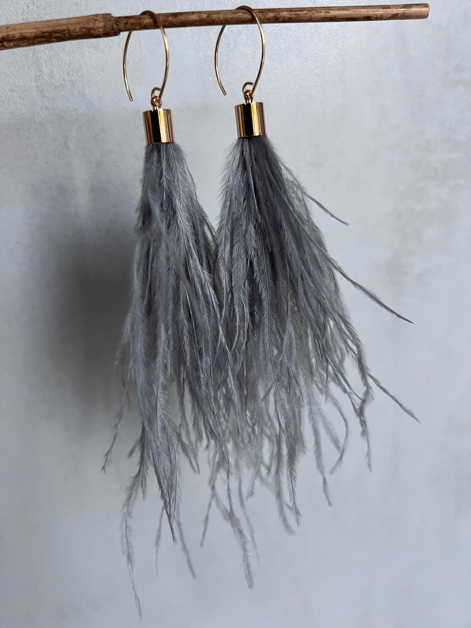 Boucles d’oreilles DELINDA longues plumes grises - Créations Uniques