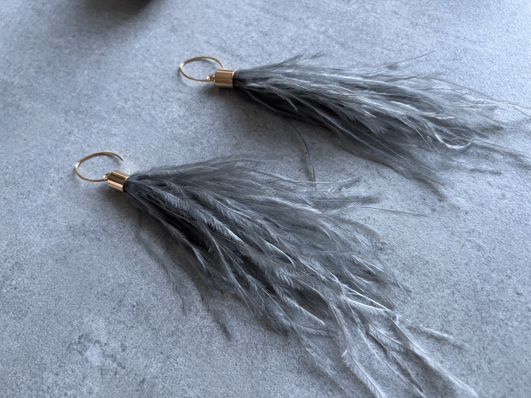 Boucles d’oreilles DELINDA longues plumes grises - Créations Uniques