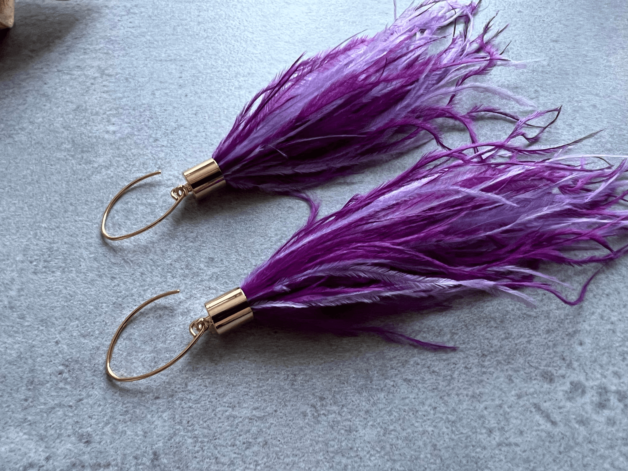Boucles d’oreilles DELINDA longues plumes mauve et violet - Créations Uniques