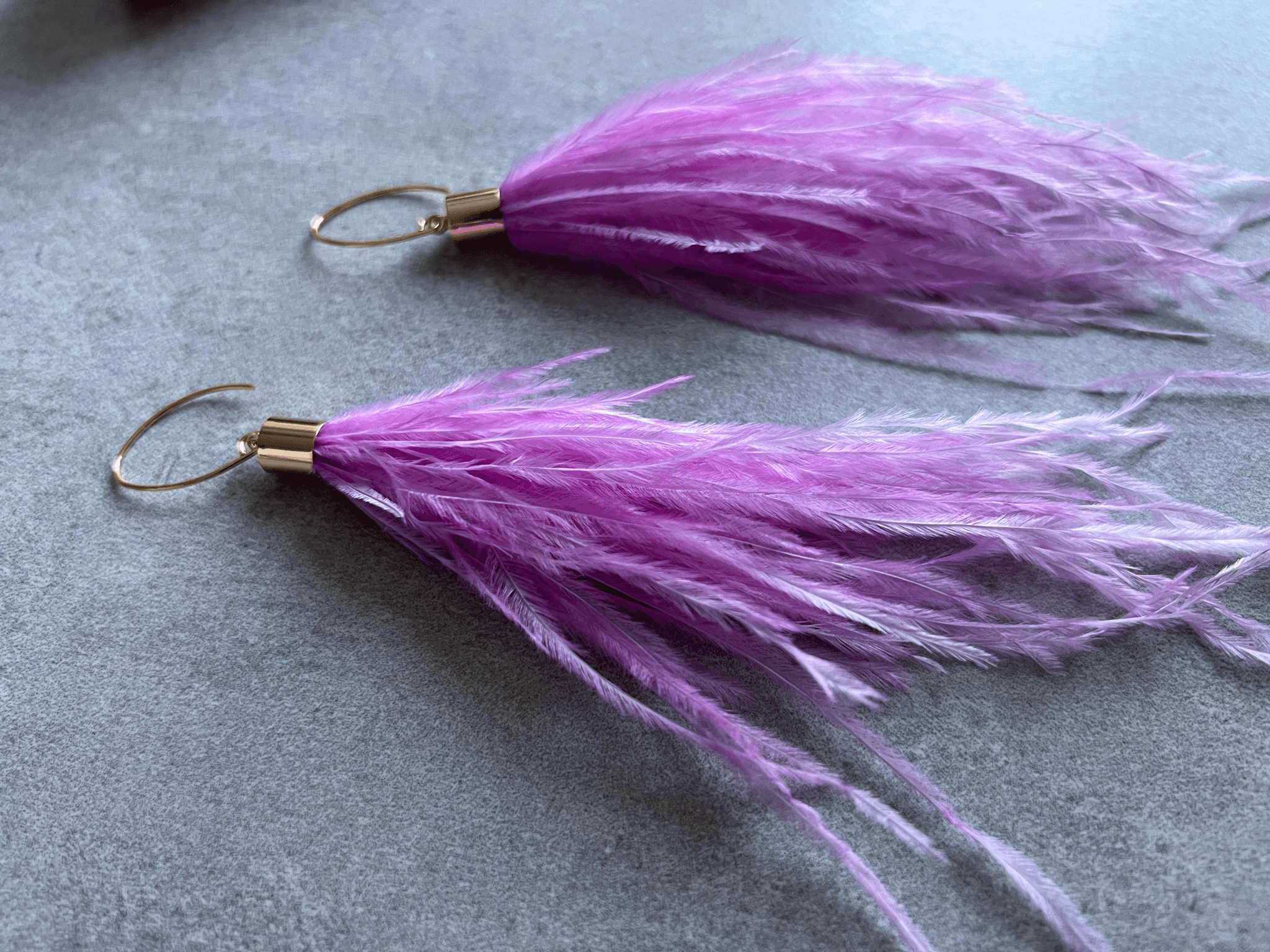 Boucles d’oreilles DELINDA longues plumes roses - Créations Uniques
