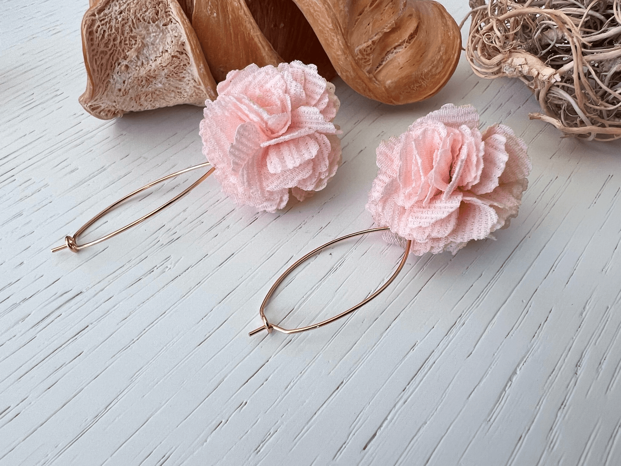 Boucles d’oreilles REESE pompons rose clair - Créations Uniques - Créations Uniques