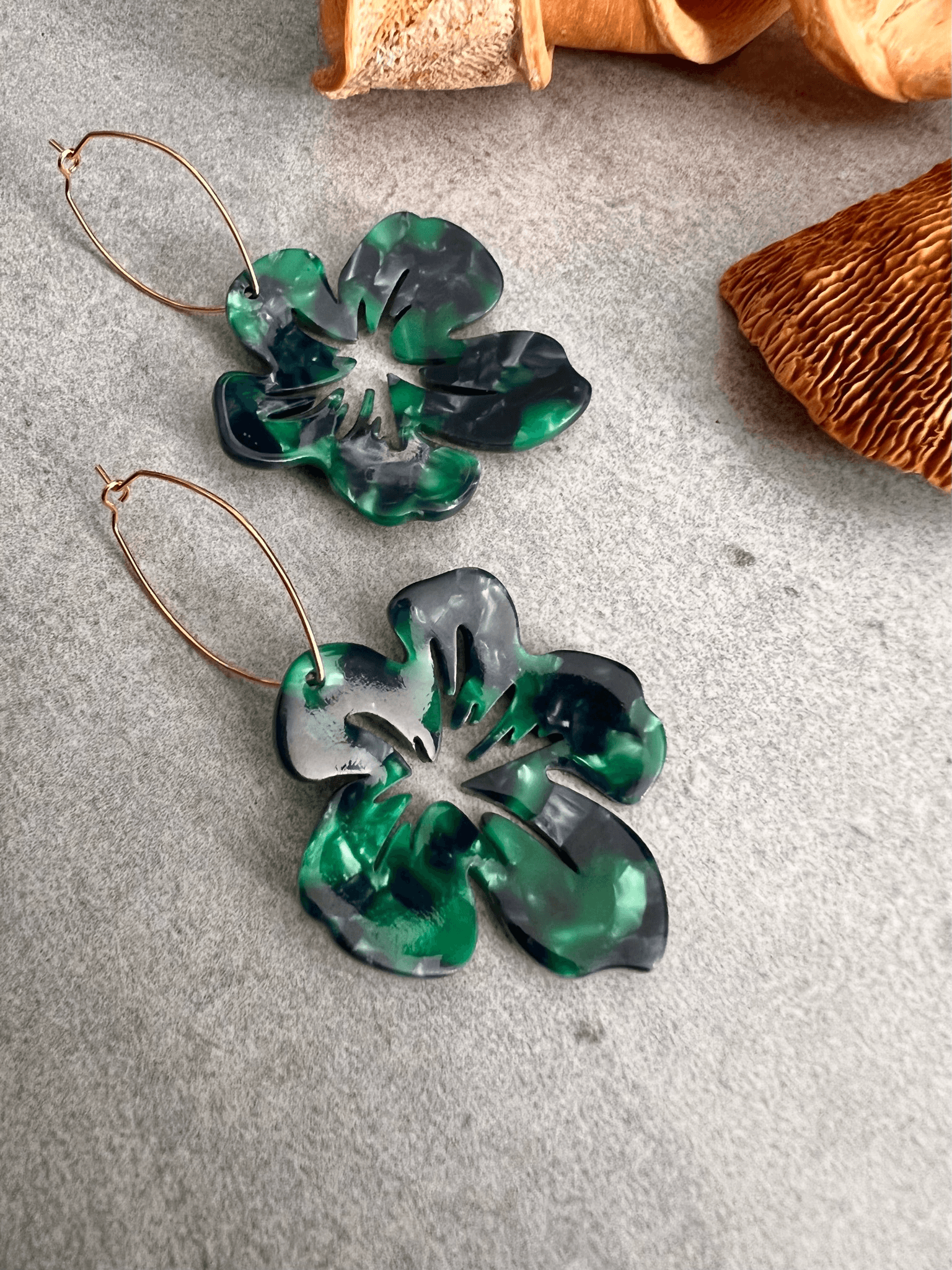 Boucles d’oreilles BRIGITTE fleurs vertes résine - Créations Uniques