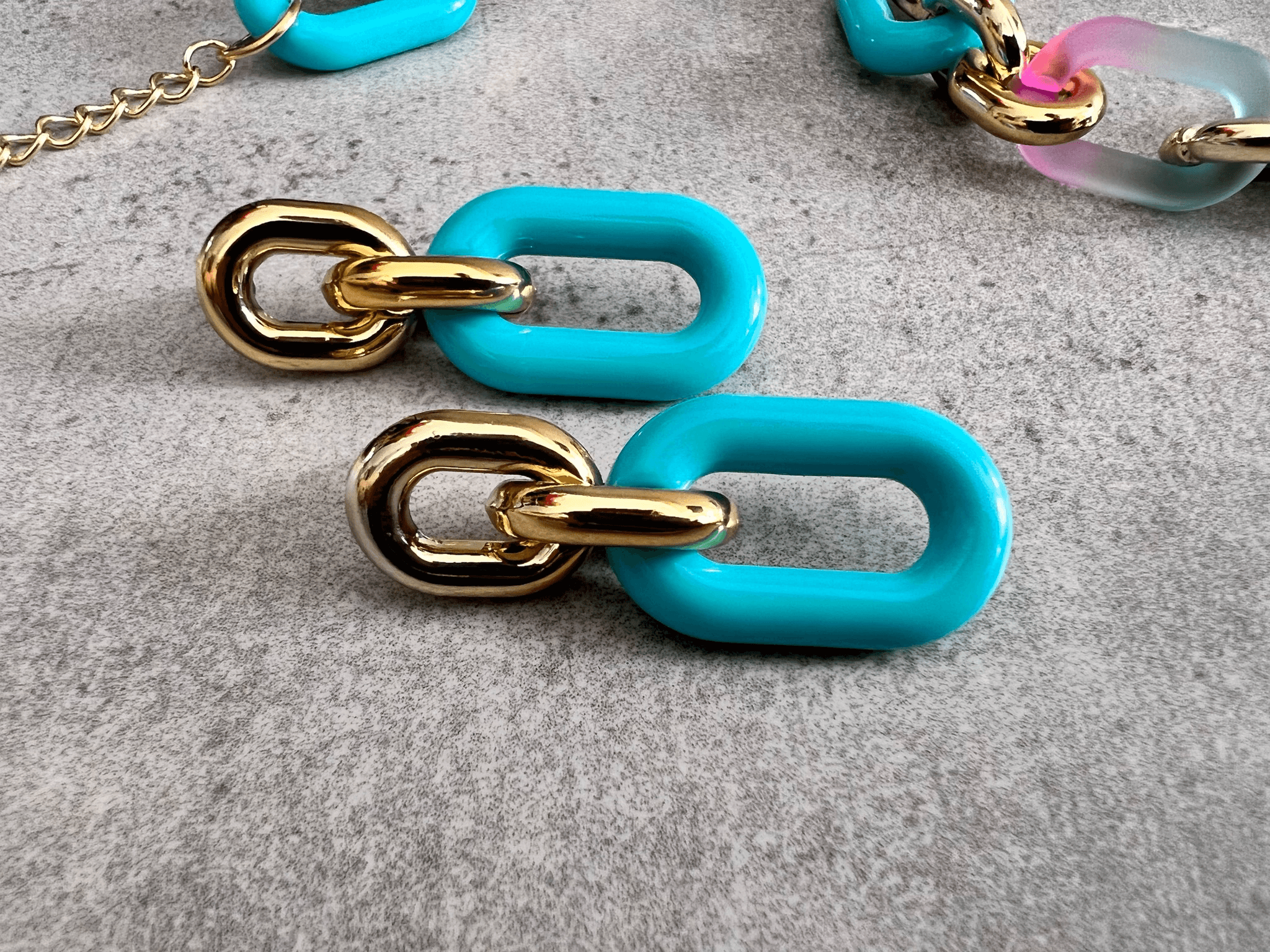 Parure BARBARA maillons bleus et dorés. Collier, bracelet et boucles assorties. - Créations Uniques