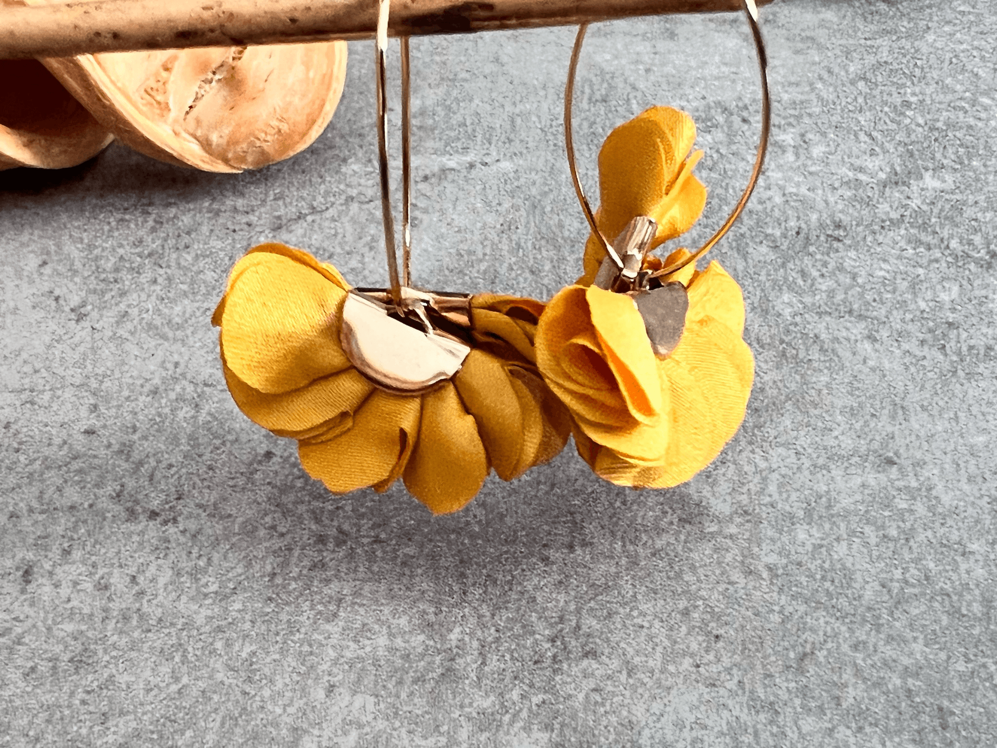 Boucles d’oreilles anneaux ovales BÉRÉNICE pampilles tissu moutarde - Créations Uniques - Créations Uniques