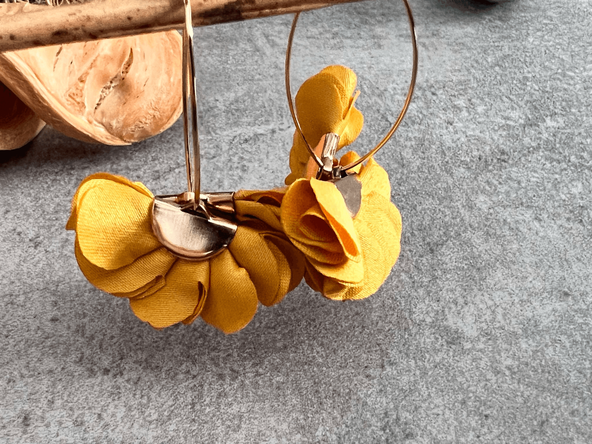 Boucles d’oreilles anneaux ovales BÉRÉNICE pampilles tissu moutarde - Créations Uniques - Créations Uniques