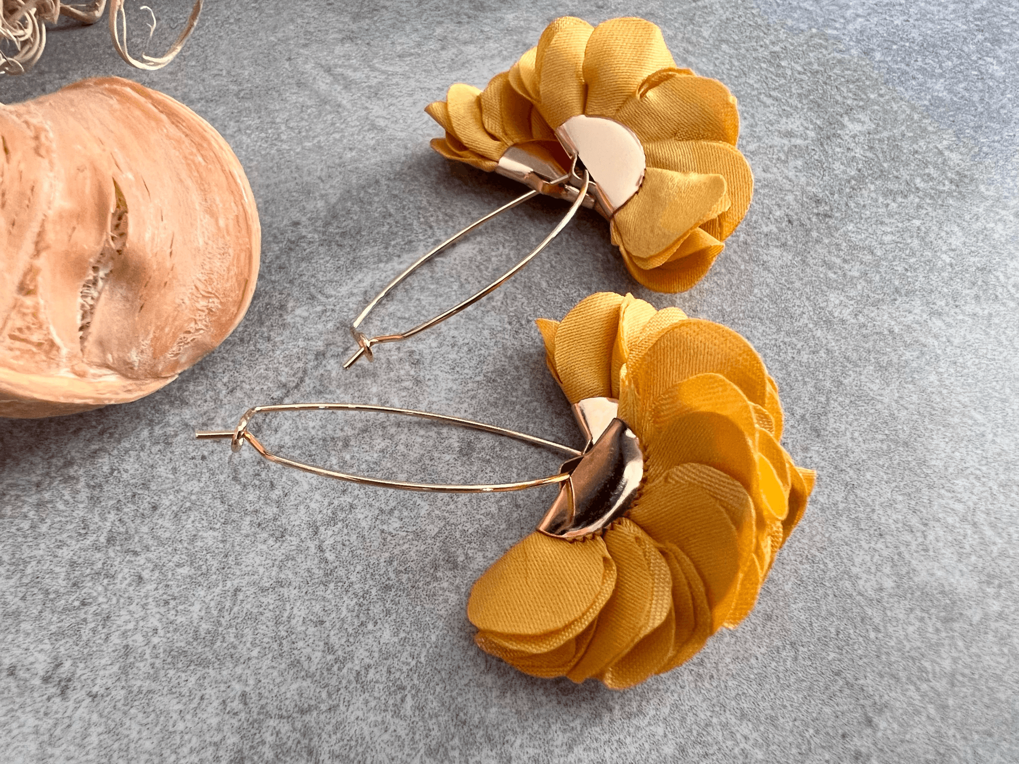 Boucles d’oreilles anneaux ovales BÉRÉNICE pampilles tissu moutarde - Créations Uniques - Créations Uniques