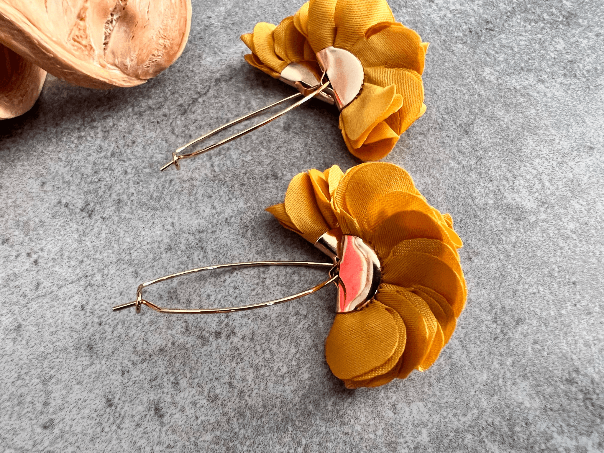 Boucles d’oreilles anneaux ovales BÉRÉNICE pampilles tissu moutarde - Créations Uniques - Créations Uniques