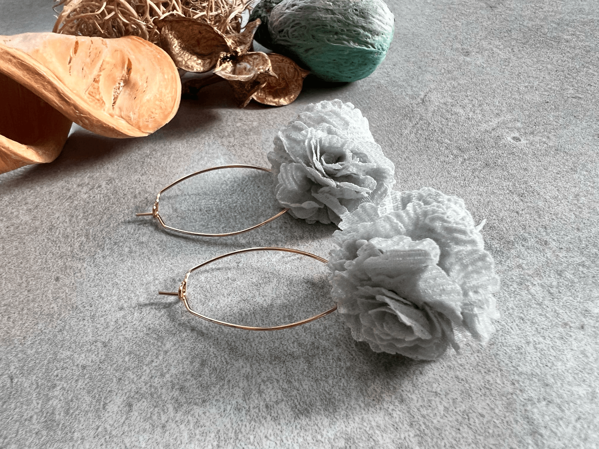 Boucles d’oreilles NELLY pompons gris - Créations Uniques - Créations Uniques