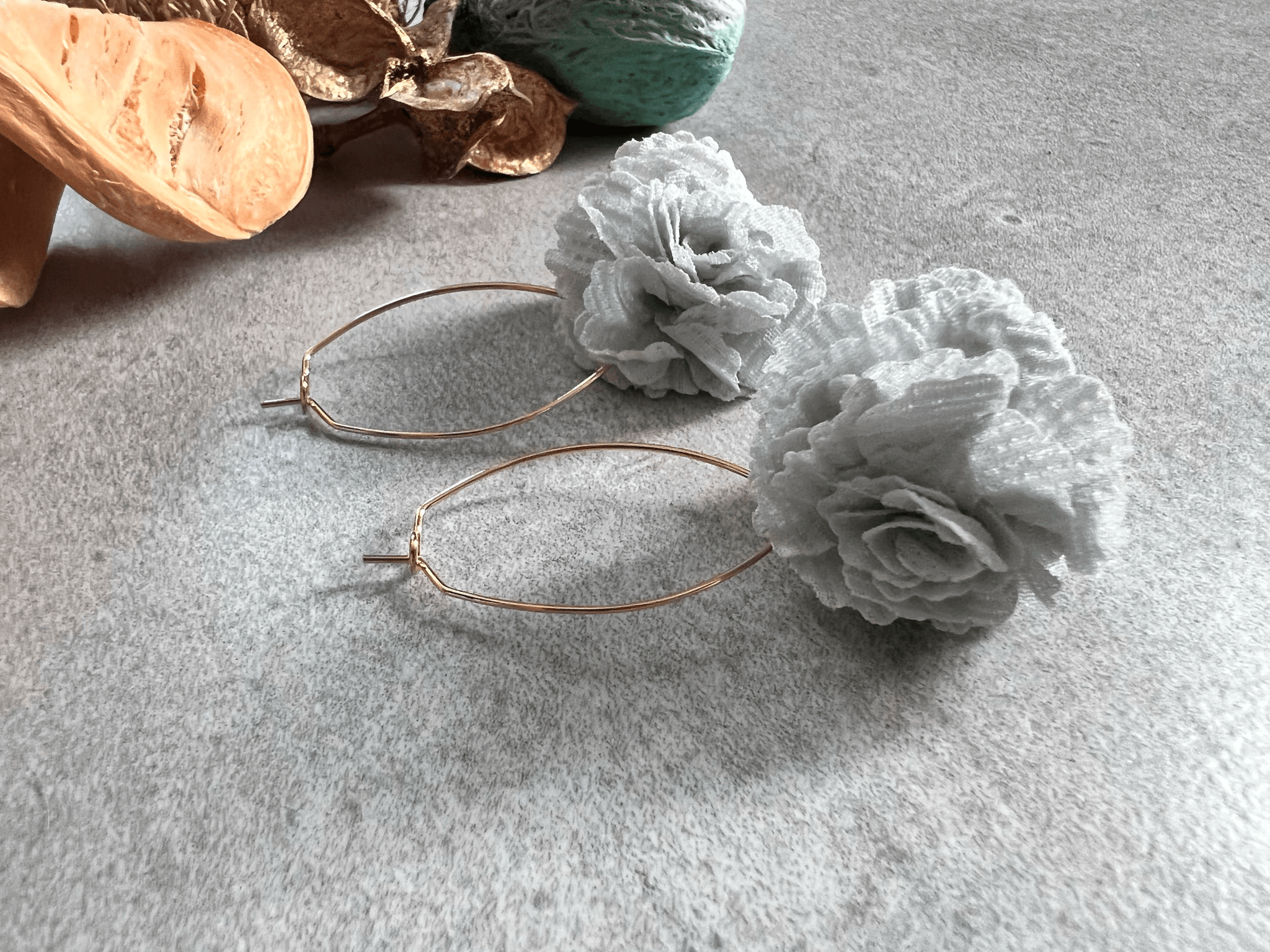 Boucles d’oreilles NELLY pompons gris - Créations Uniques - Créations Uniques