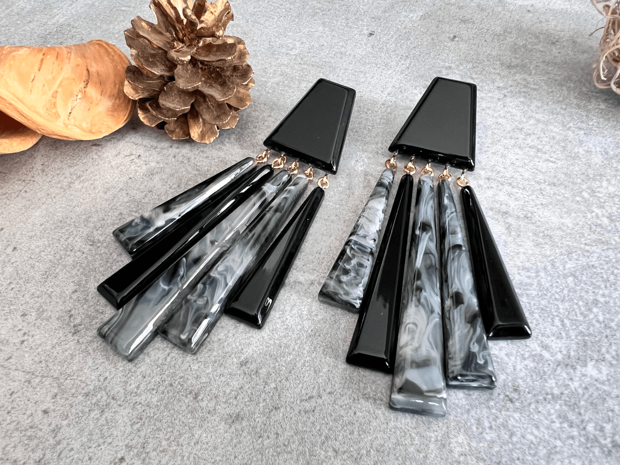 Boucles d’oreilles KATHLEEN résine noir gris - Créations Uniques