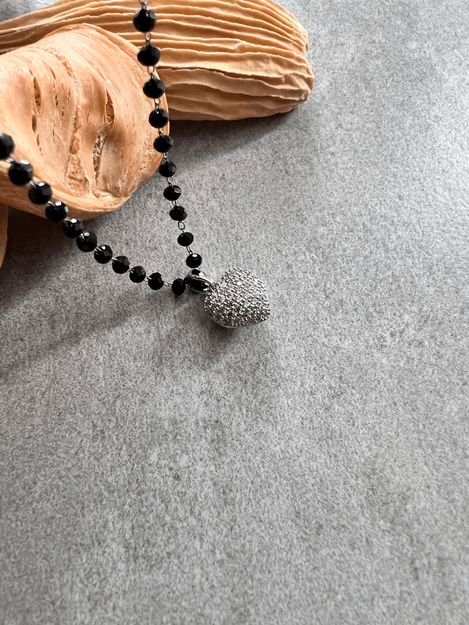 Collier AMANDA perles noires et pendentif argenté cœur strass - Créations Uniques