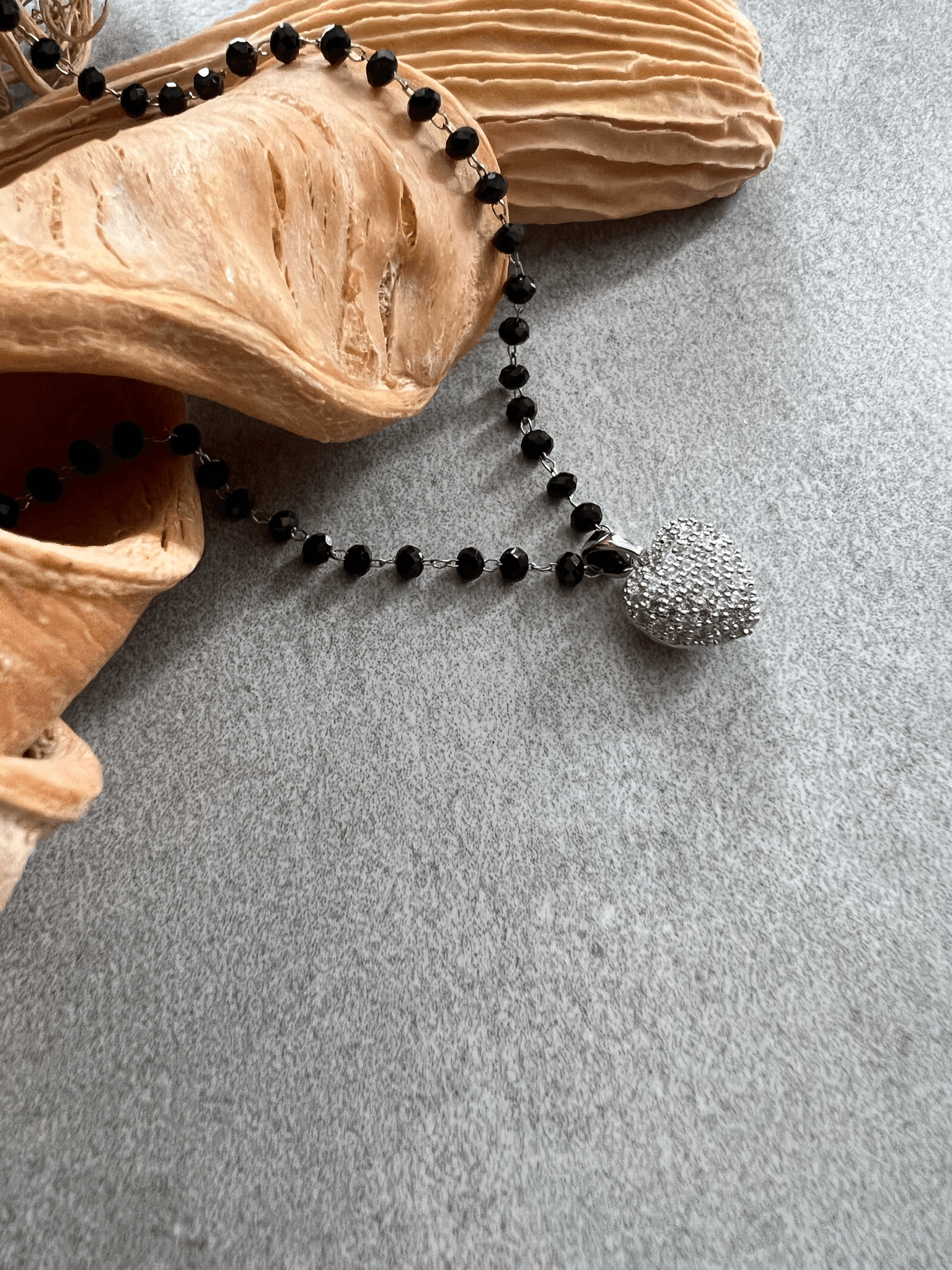 Collier AMANDA perles noires et pendentif argenté cœur strass - Créations Uniques