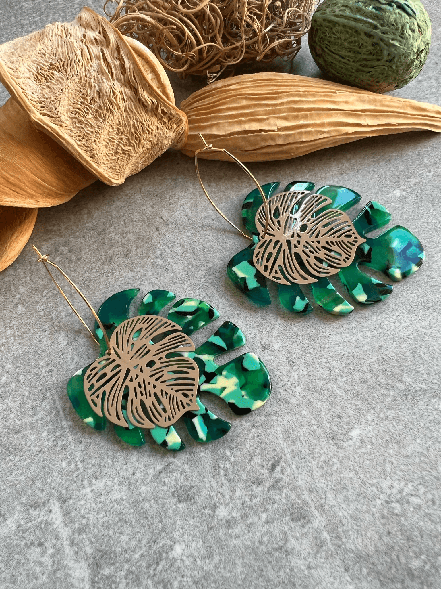 Boucles d’oreilles MADELINE feuilles tropicales vertes et marron clair - Créations Uniques - Créations Uniques