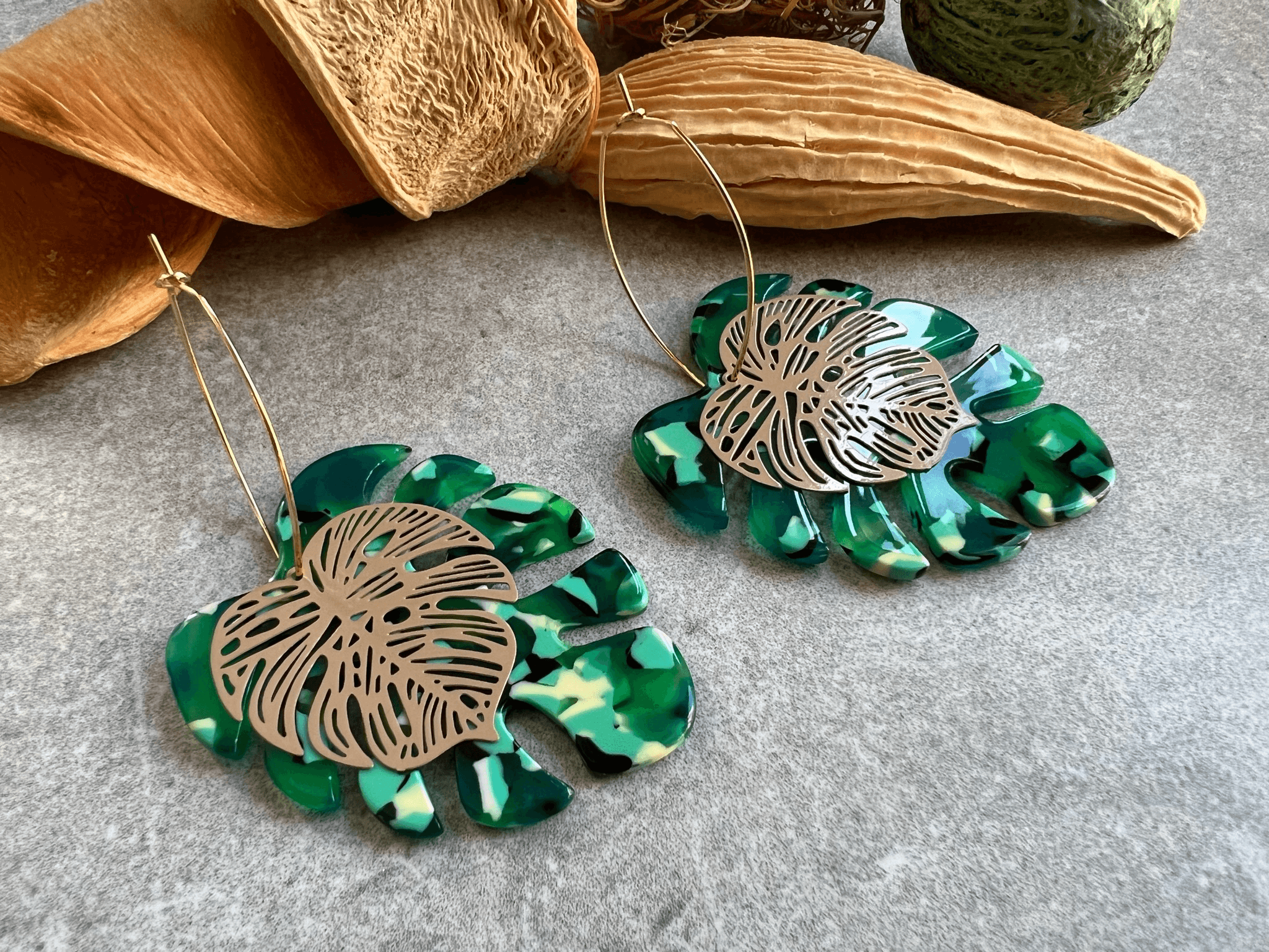 Boucles d’oreilles MADELINE feuilles tropicales vertes et marron clair - Créations Uniques - Créations Uniques