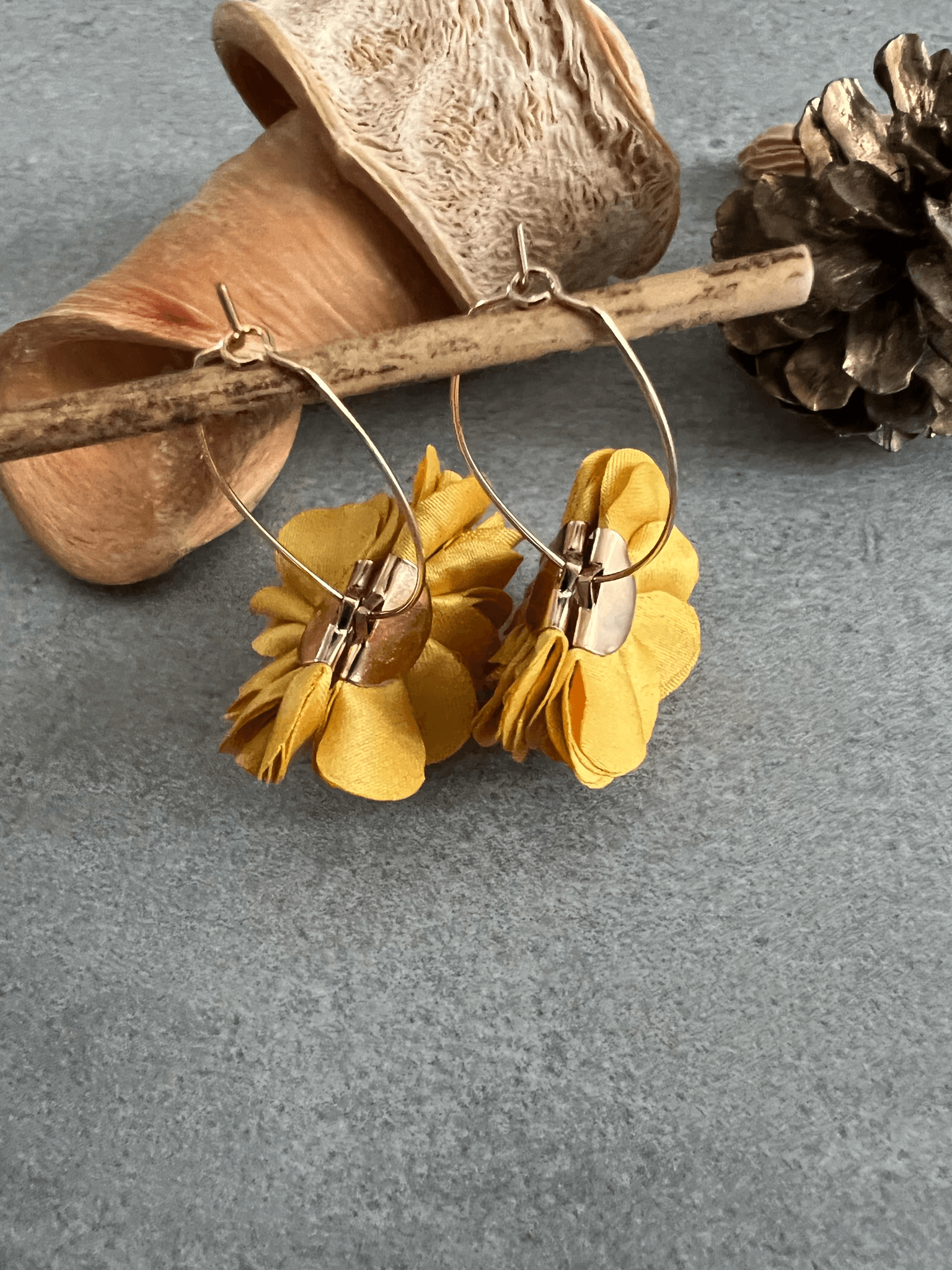 Boucles d’oreilles anneaux ovales BÉRÉNICE pampilles tissu moutarde - Créations Uniques - Créations Uniques