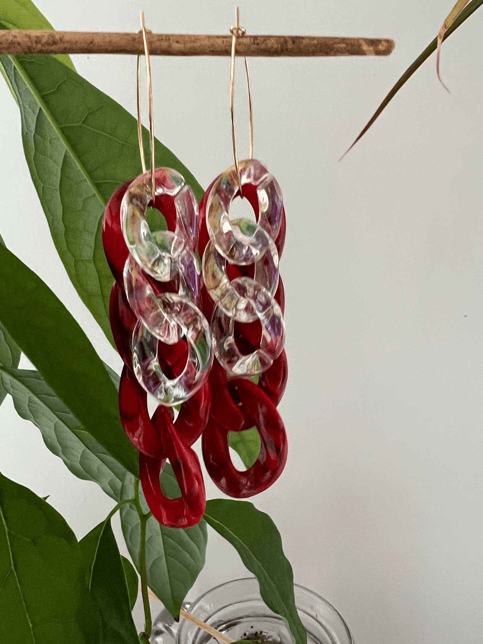 Boucles d’oreilles FANIE maillons rouge et blancs, résine - Créations Uniques