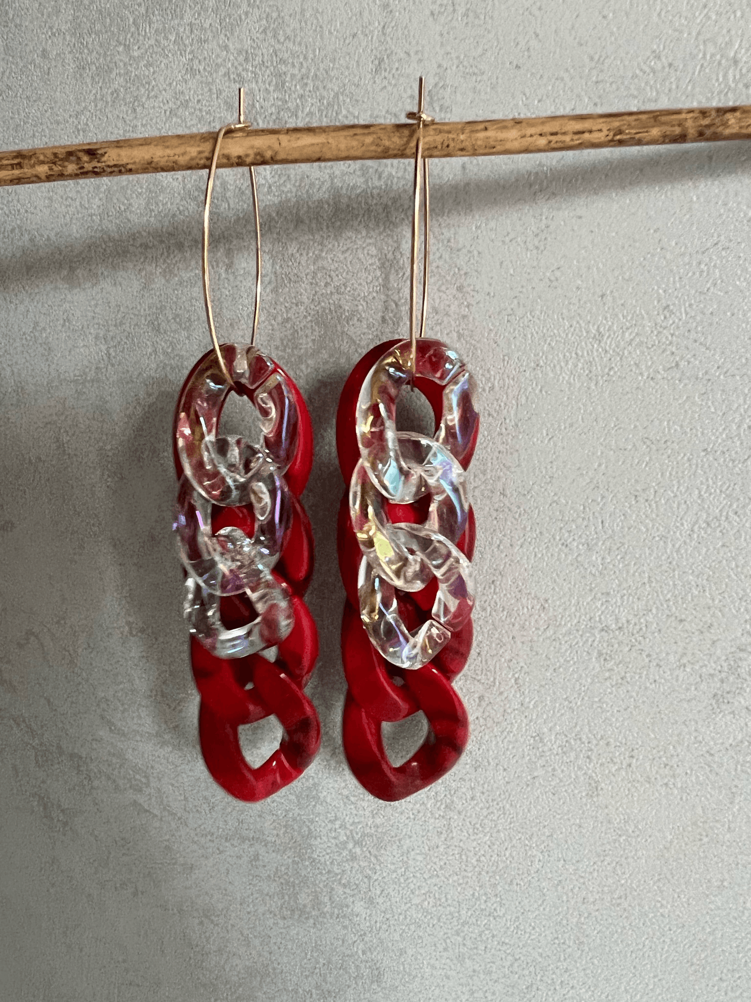 Boucles d’oreilles FANIE maillons rouge et blancs, résine - Créations Uniques