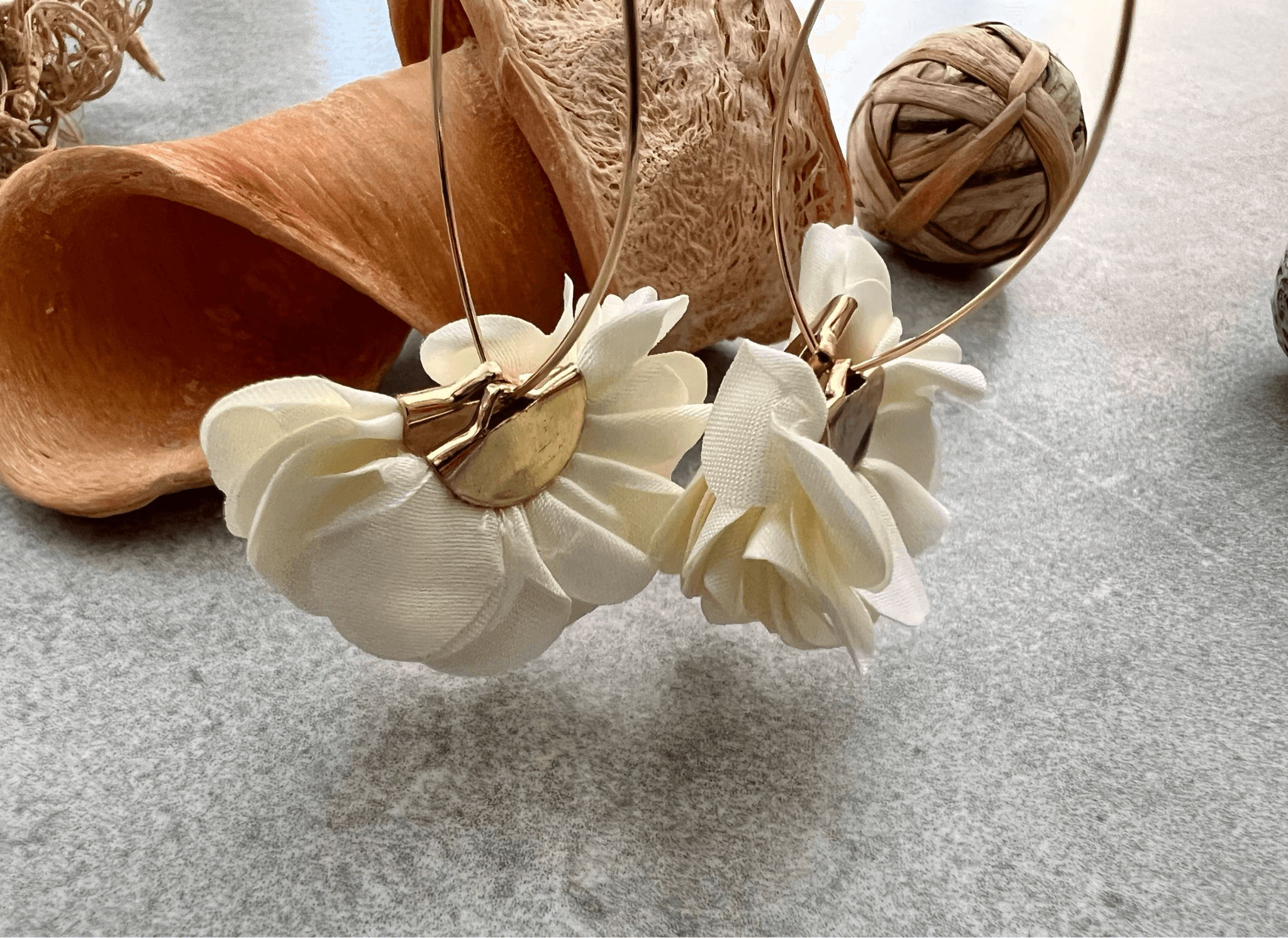 Boucles d’oreilles anneaux ovales MING pampilles tissu crème - Créations Uniques - Créations Uniques