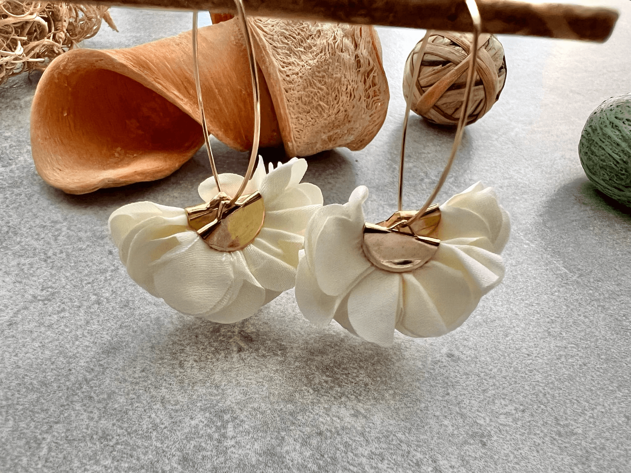 Boucles d’oreilles anneaux ovales MING pampilles tissu crème - Créations Uniques - Créations Uniques