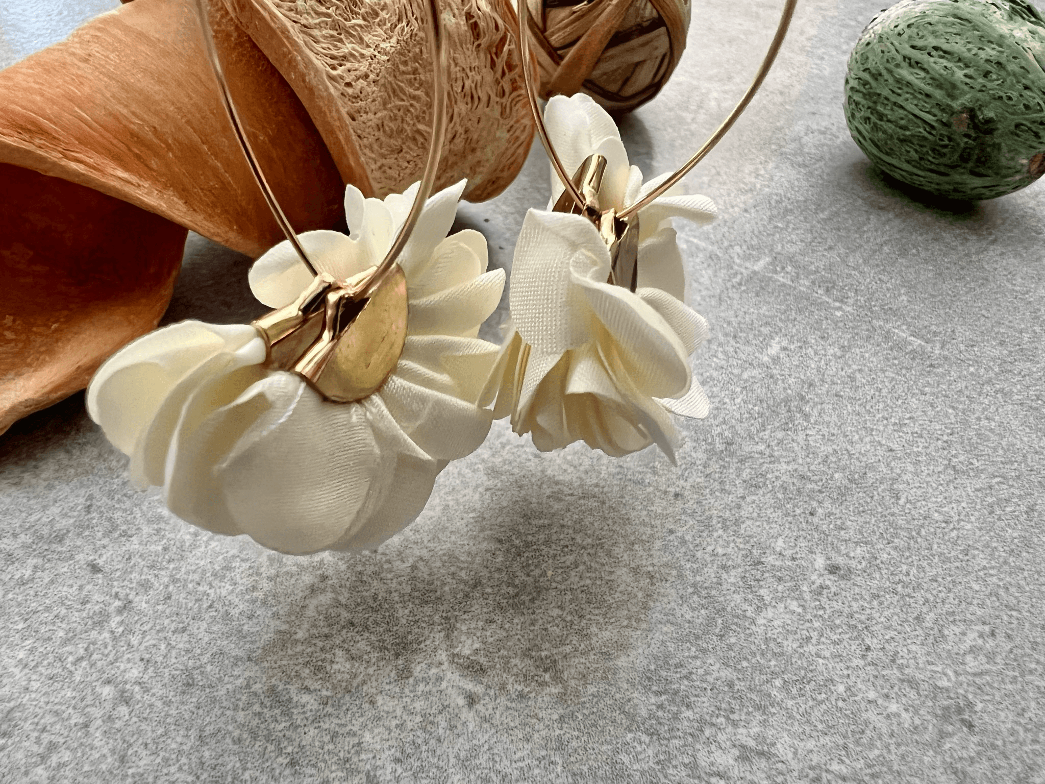 Boucles d’oreilles anneaux ovales MING pampilles tissu crème - Créations Uniques - Créations Uniques