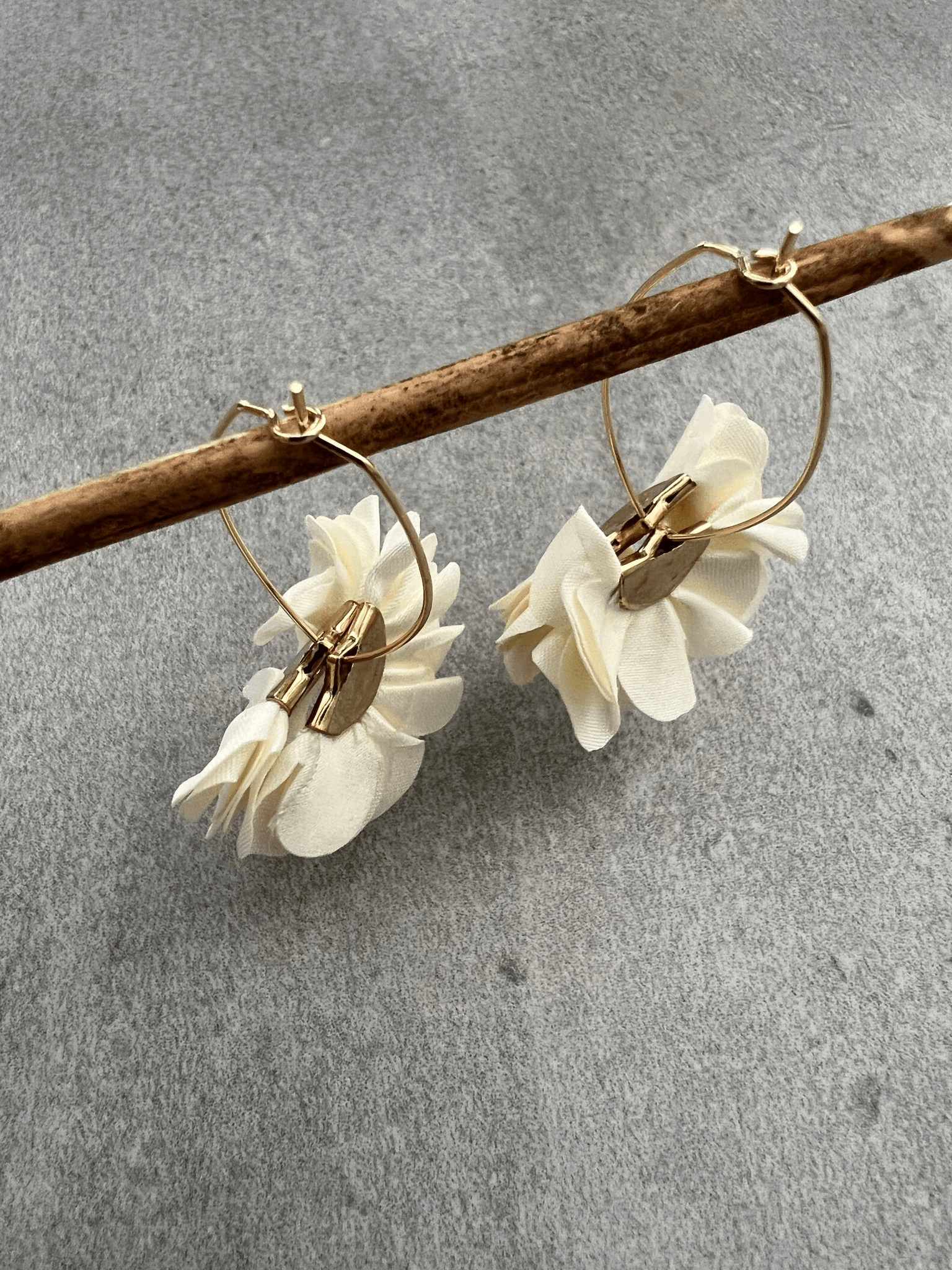 Boucles d’oreilles anneaux ovales MING pampilles tissu crème - Créations Uniques - Créations Uniques