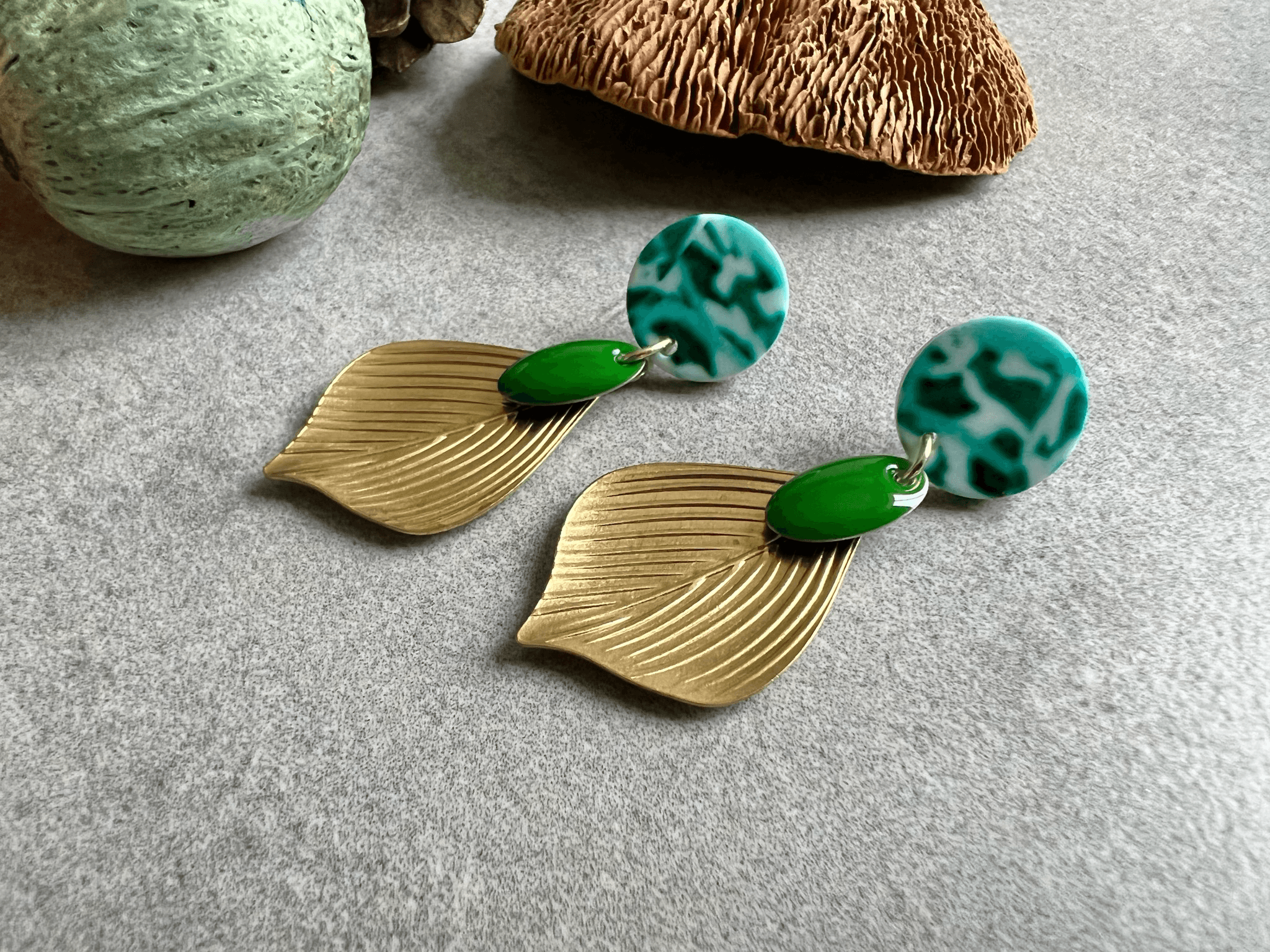 Boucles d’oreilles CECILE clous verts - Créations Uniques - Créations Uniques