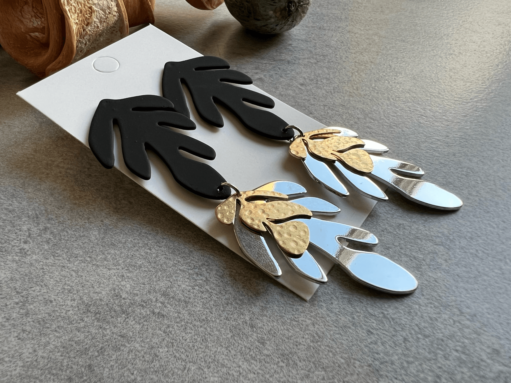 Boucles d’oreilles GLORIA feuilles noires et argent - Créations Uniques - Créations Uniques