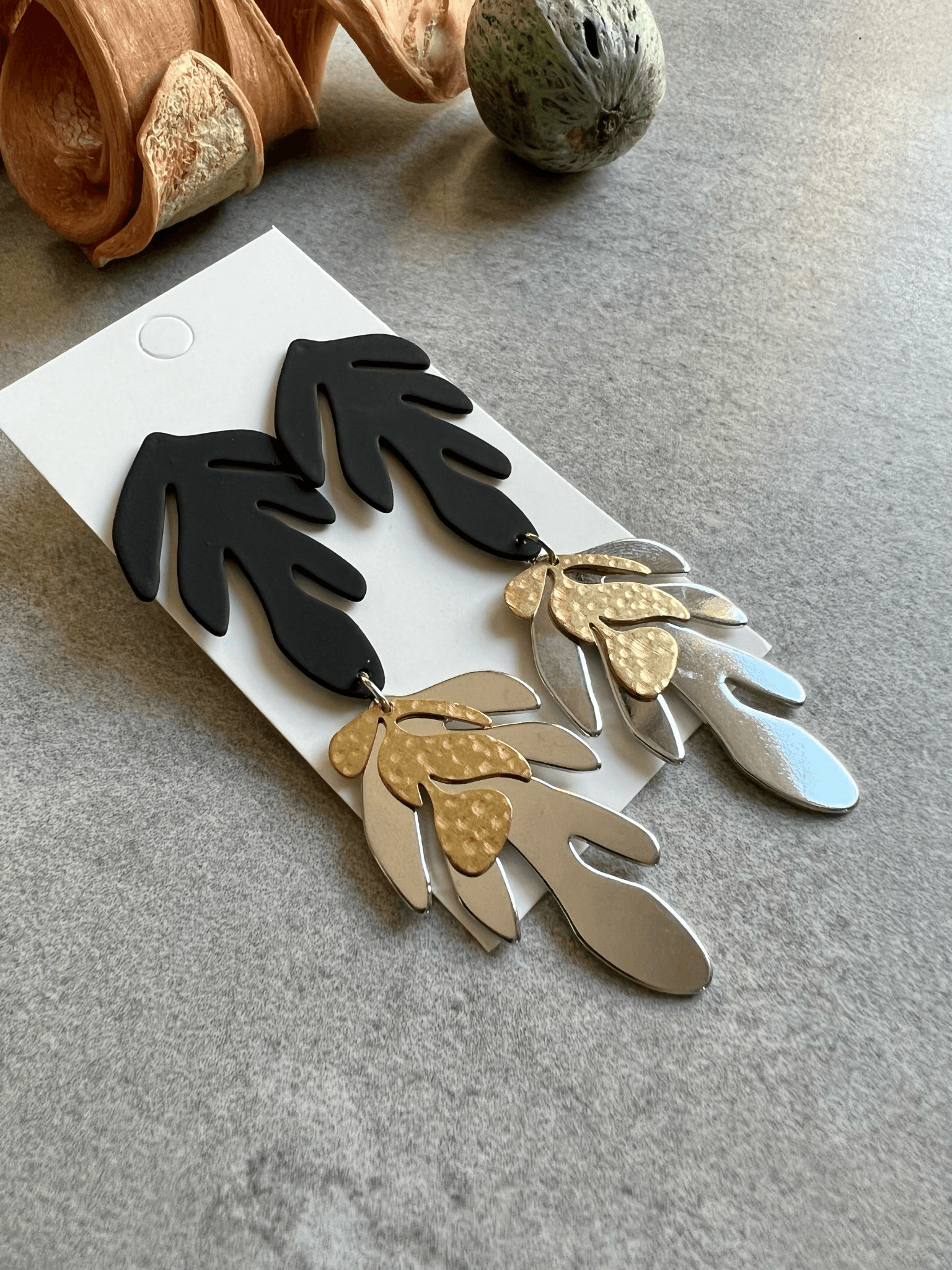 Boucles d’oreilles GLORIA feuilles noires et argent - Créations Uniques - Créations Uniques