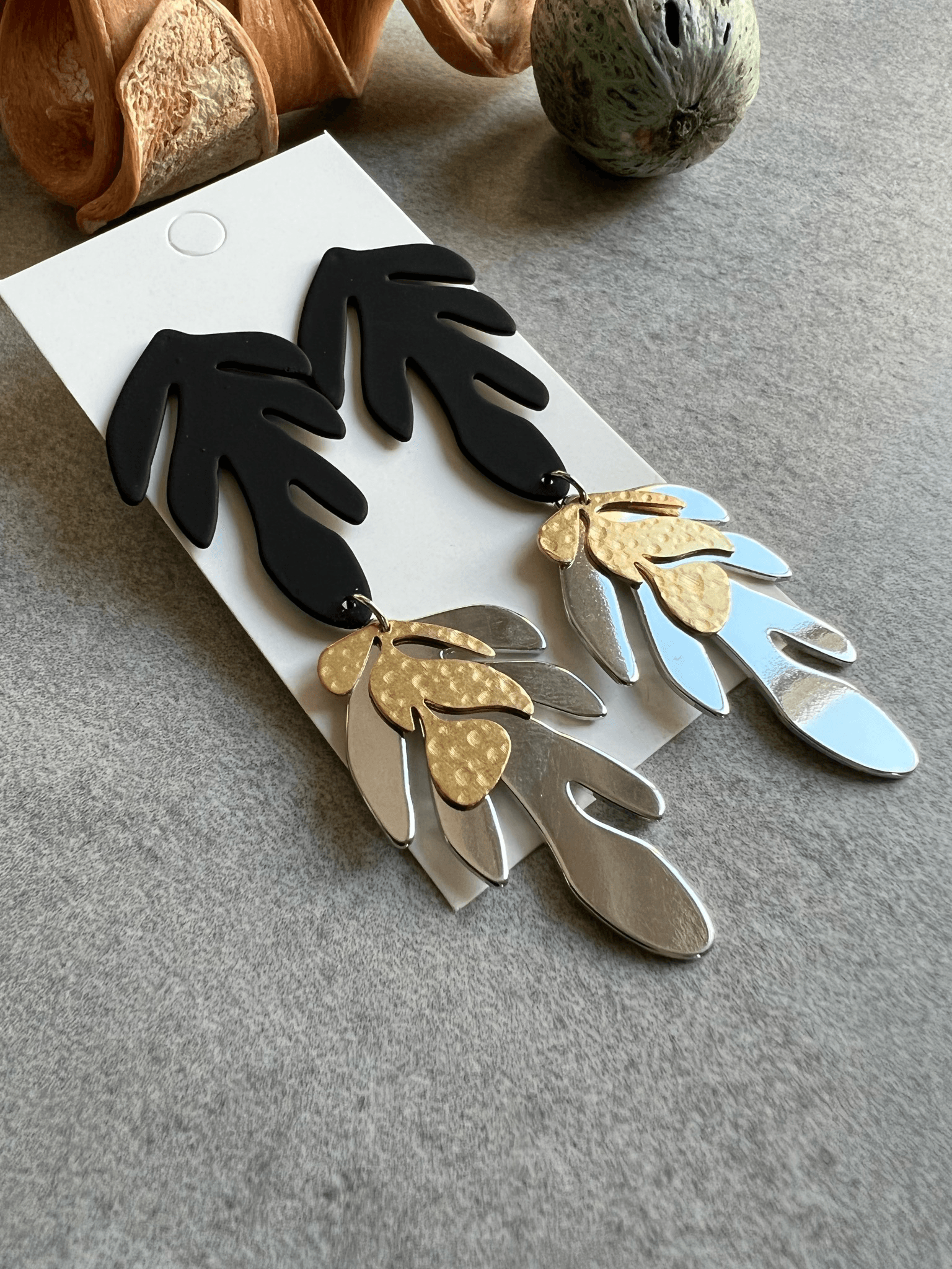 Boucles d’oreilles GLORIA feuilles noires et argent - Créations Uniques - Créations Uniques