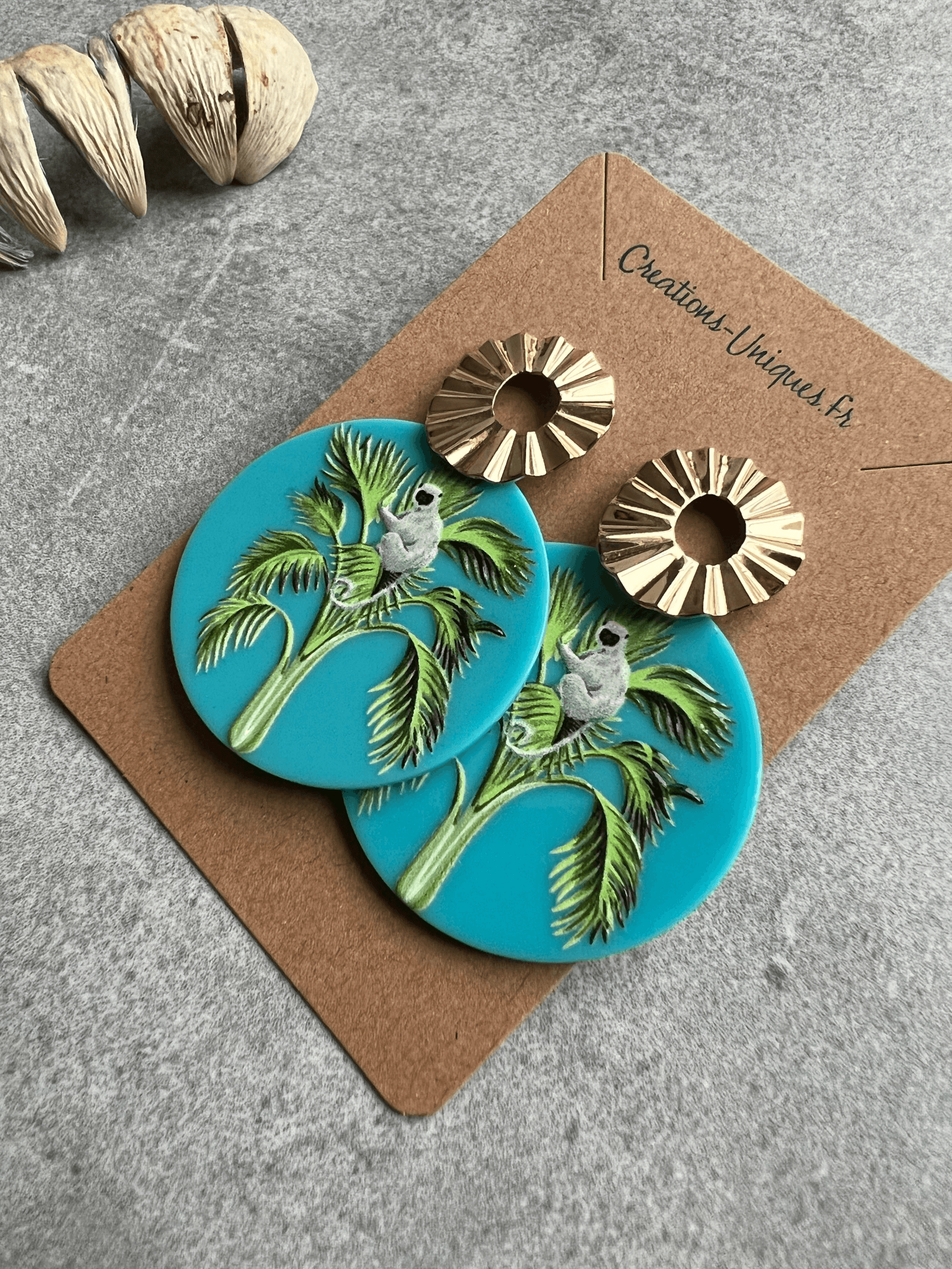 Boucles d’oreilles NOUNA résine bleu motif singe - Créations Uniques - Créations Uniques