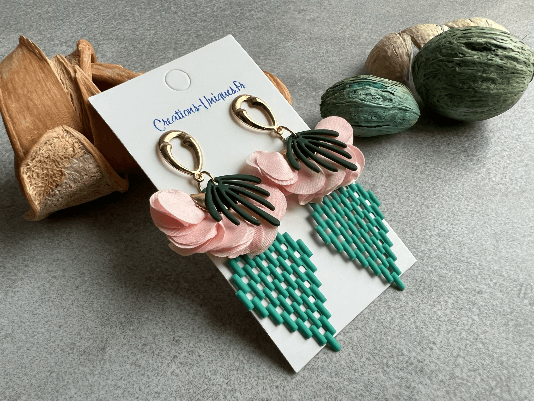 Boucles d’oreilles ROBERTA losanges quadrillés vert et pampilles rose - Créations Uniques - Créations Uniques