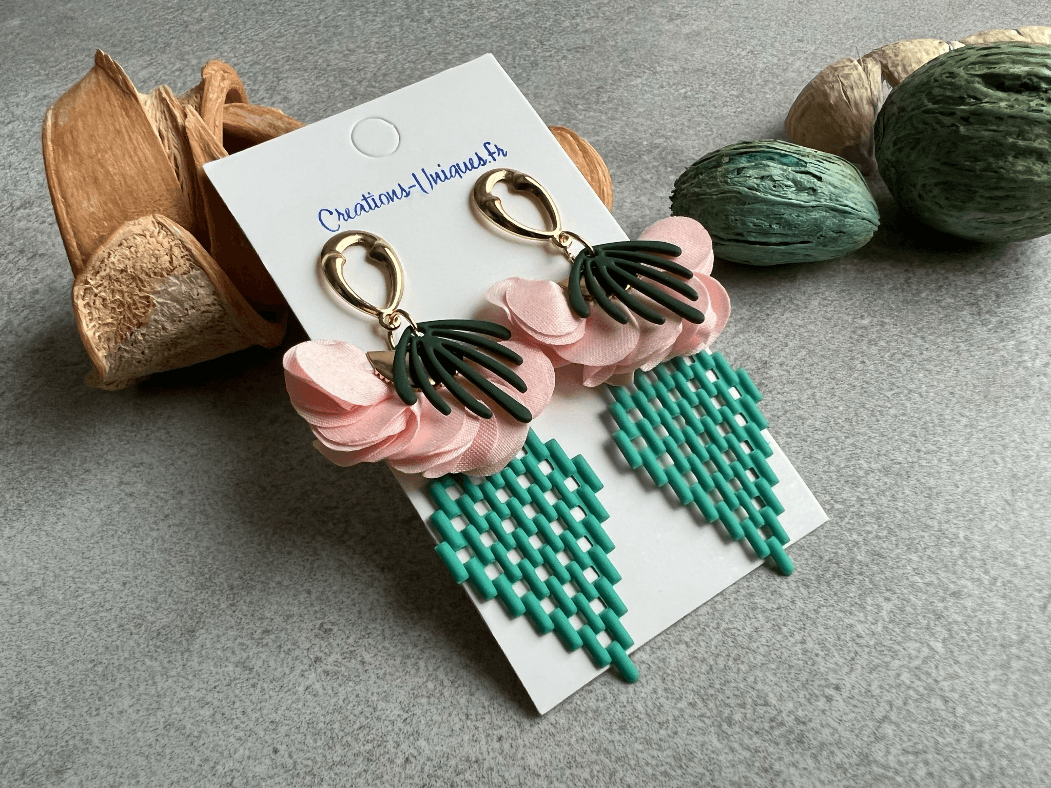 Boucles d’oreilles ROBERTA losanges quadrillés vert et pampilles rose - Créations Uniques - Créations Uniques