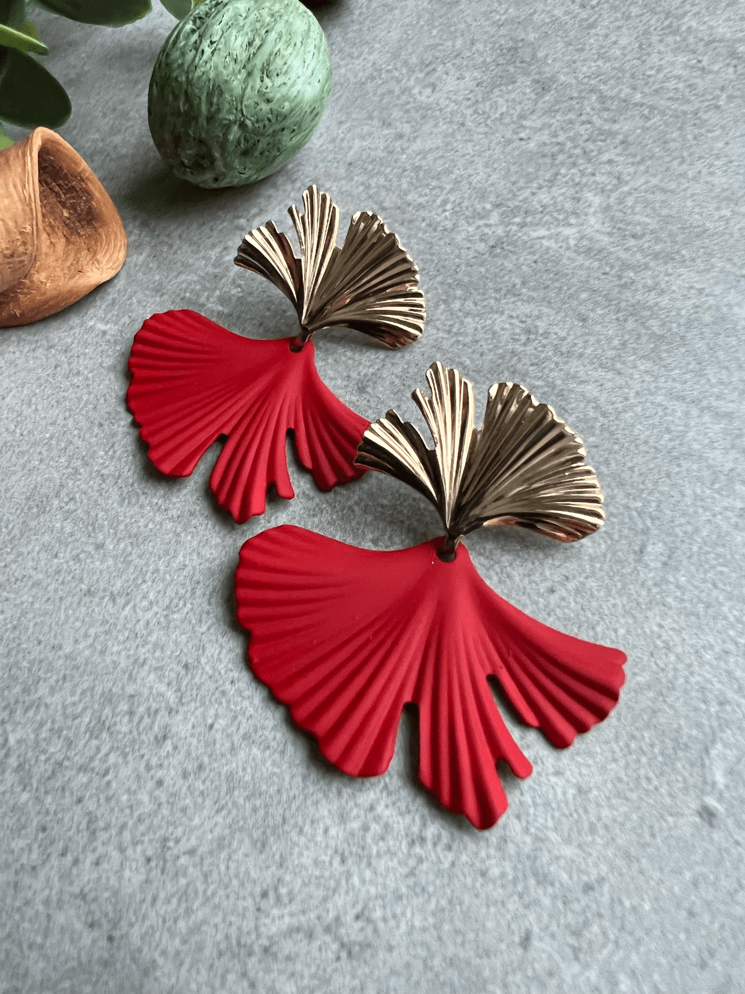 Boucles d’oreilles LALI feuilles Ginkgo rouges et dorées - Créations Uniques