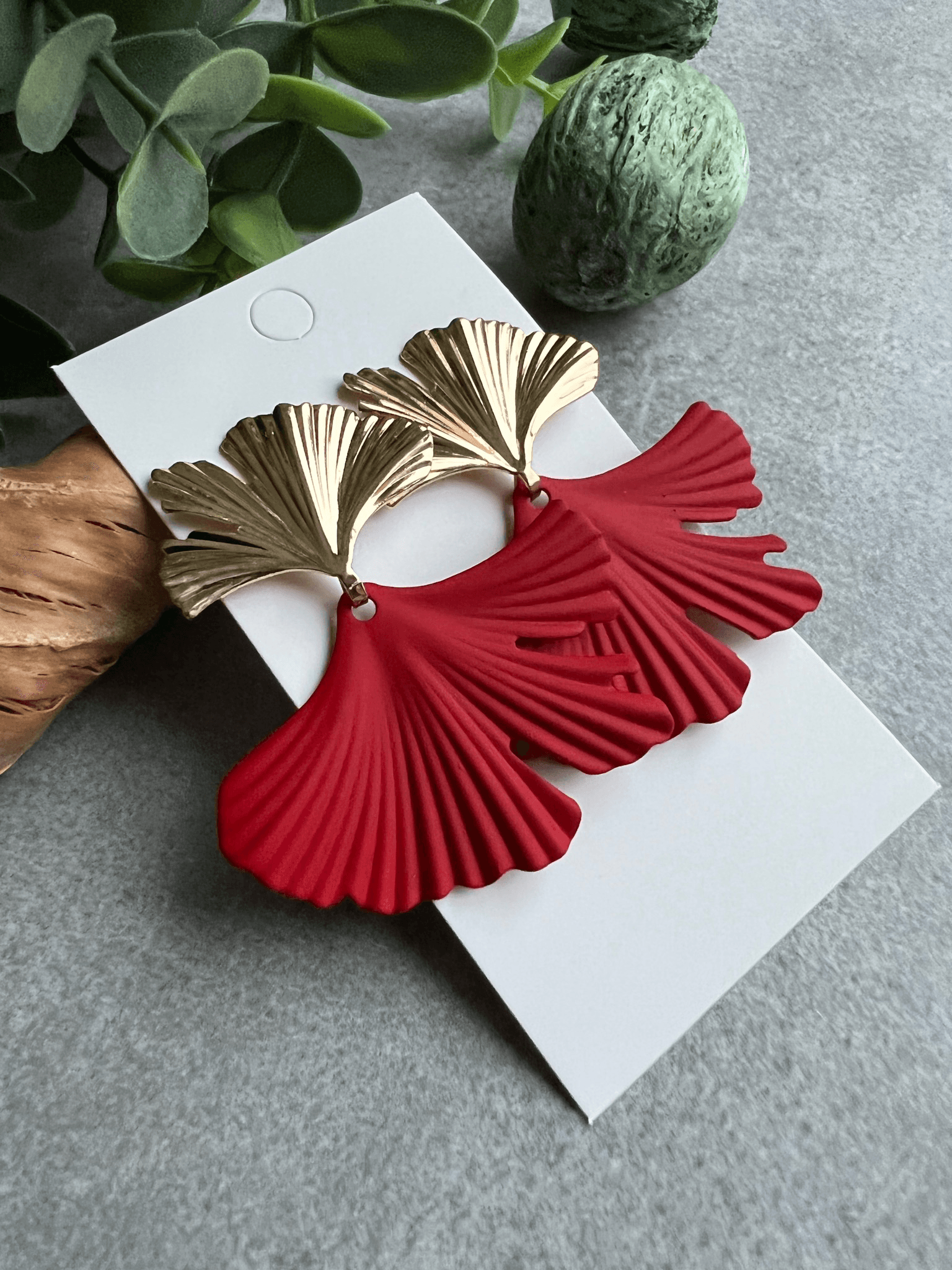 Boucles d’oreilles LALI feuilles Ginkgo rouges et dorées - Créations Uniques