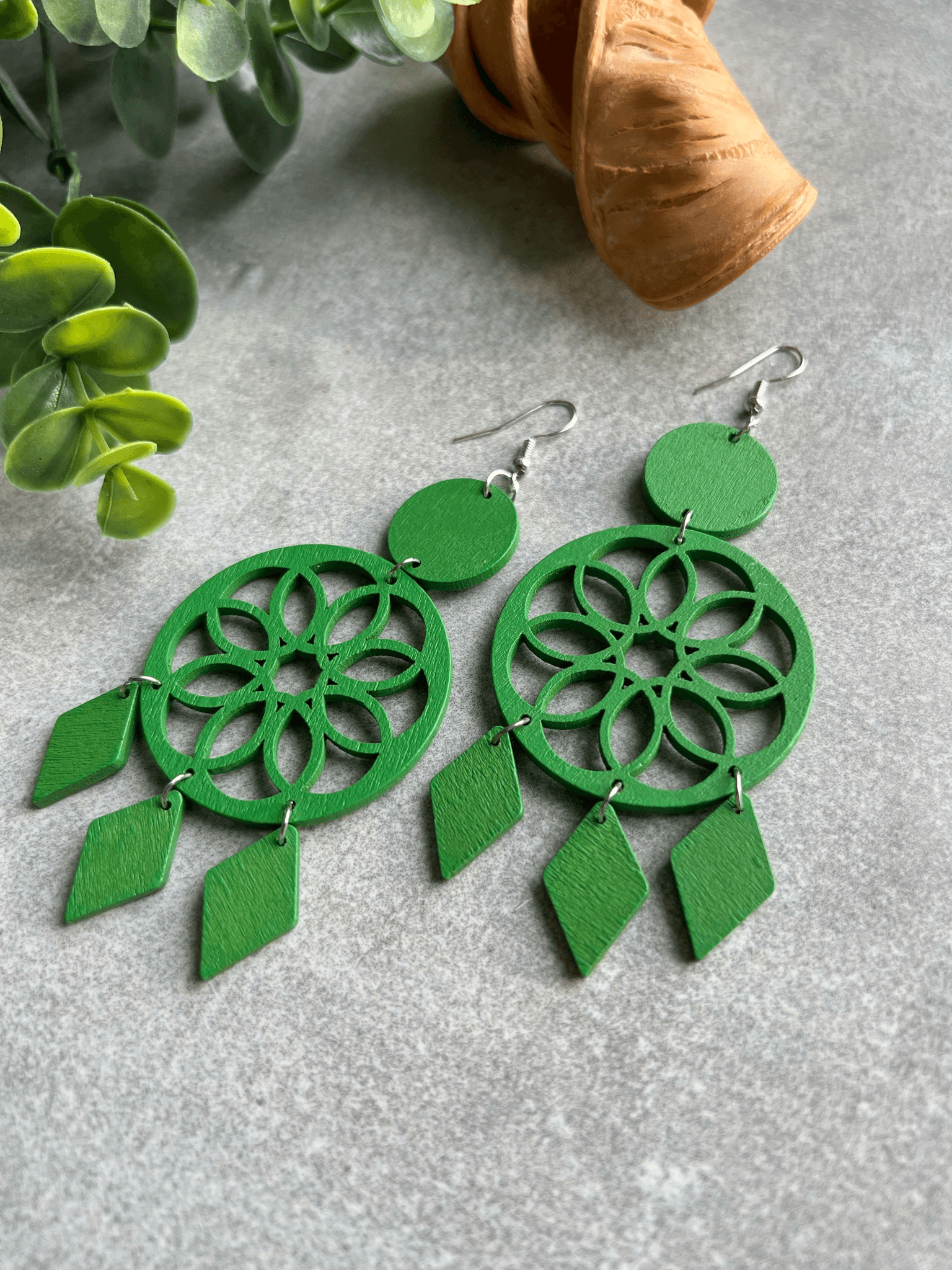 Boucles d’oreilles LILOU attrape-rêves bois vert - Créations Uniques