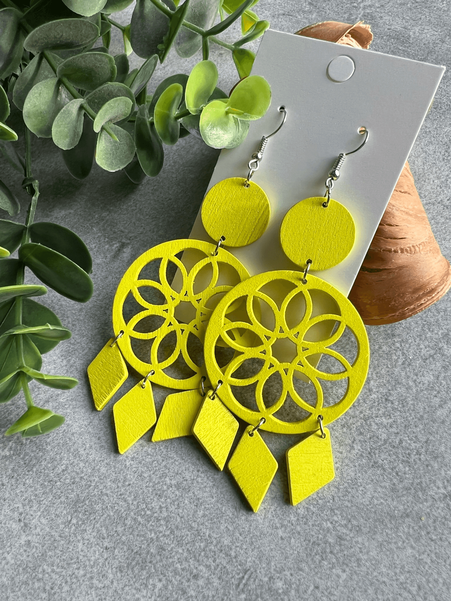 Boucles d’oreilles LILOU attrape-rêves bois jaune fluo - Créations Uniques