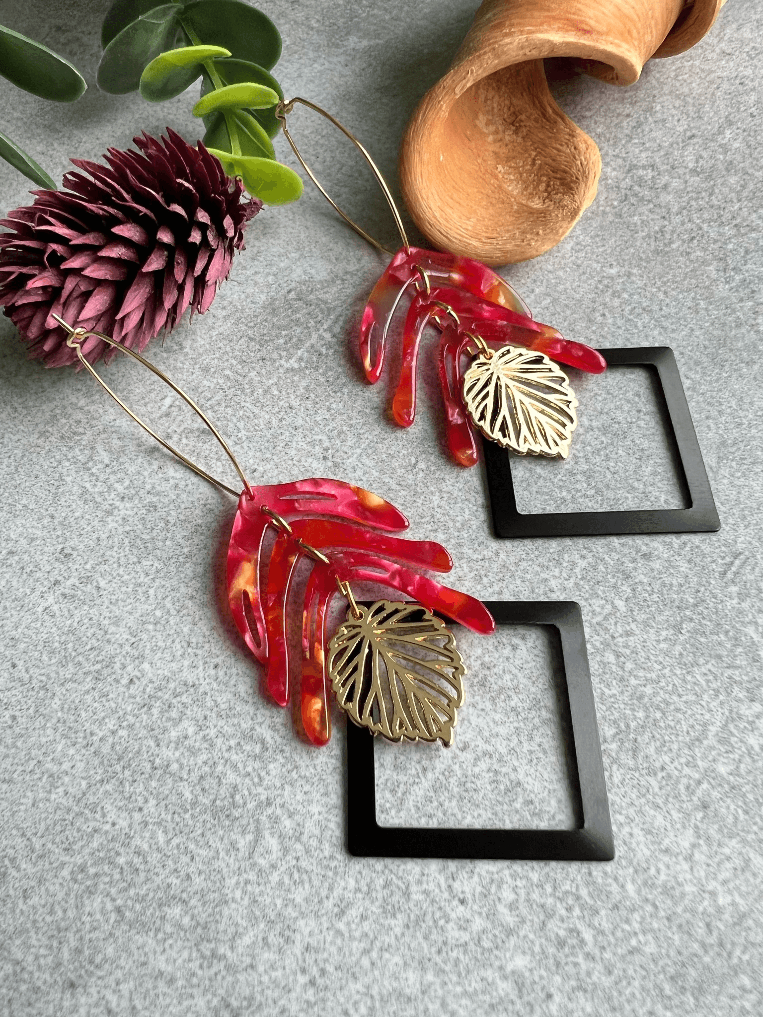 Boucles d’oreilles AVERY résine rouge feuilles articulées losanges noirs - Créations Uniques - Créations Uniques