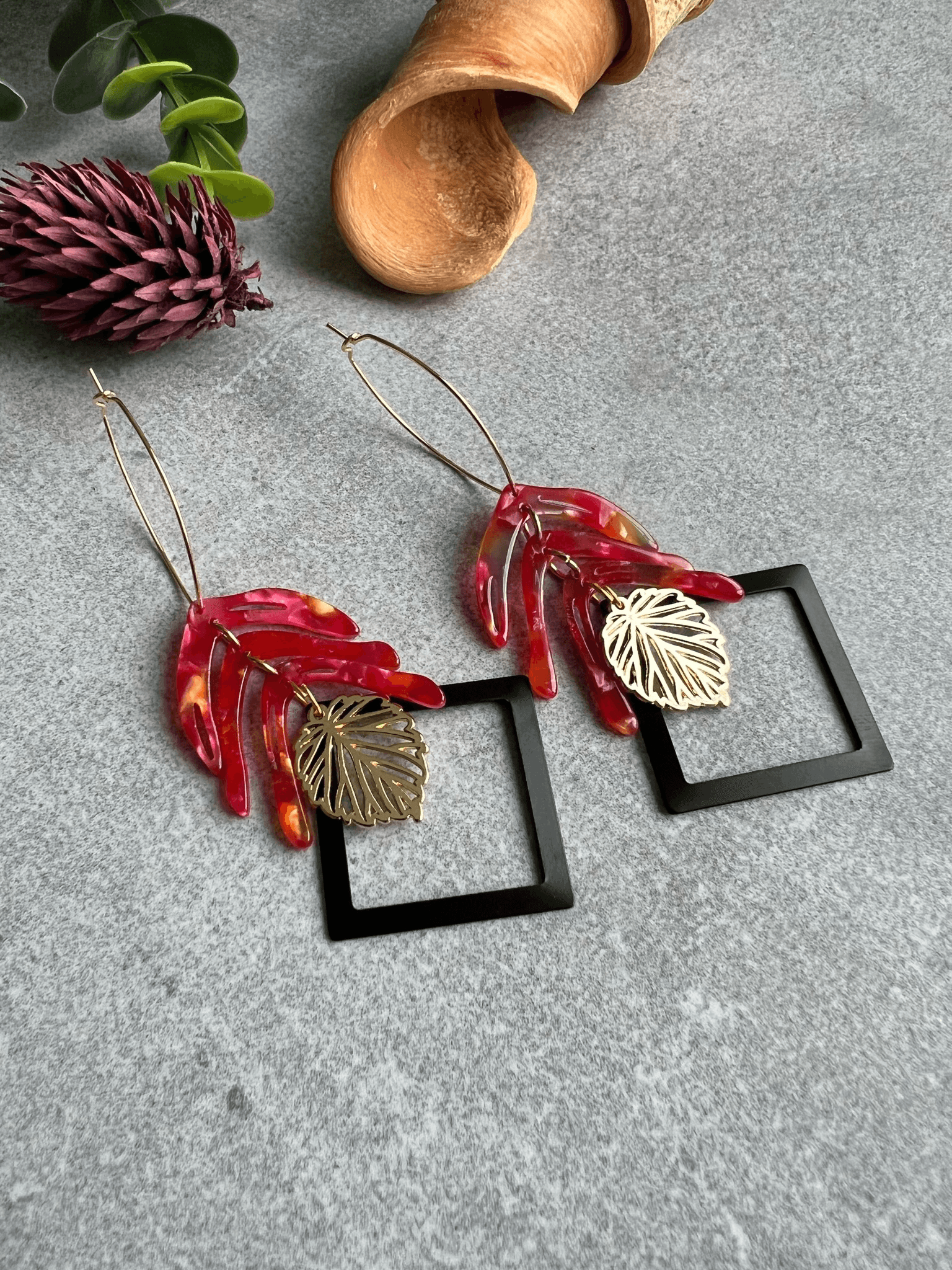 Boucles d’oreilles AVERY résine rouge feuilles articulées losanges noirs - Créations Uniques - Créations Uniques