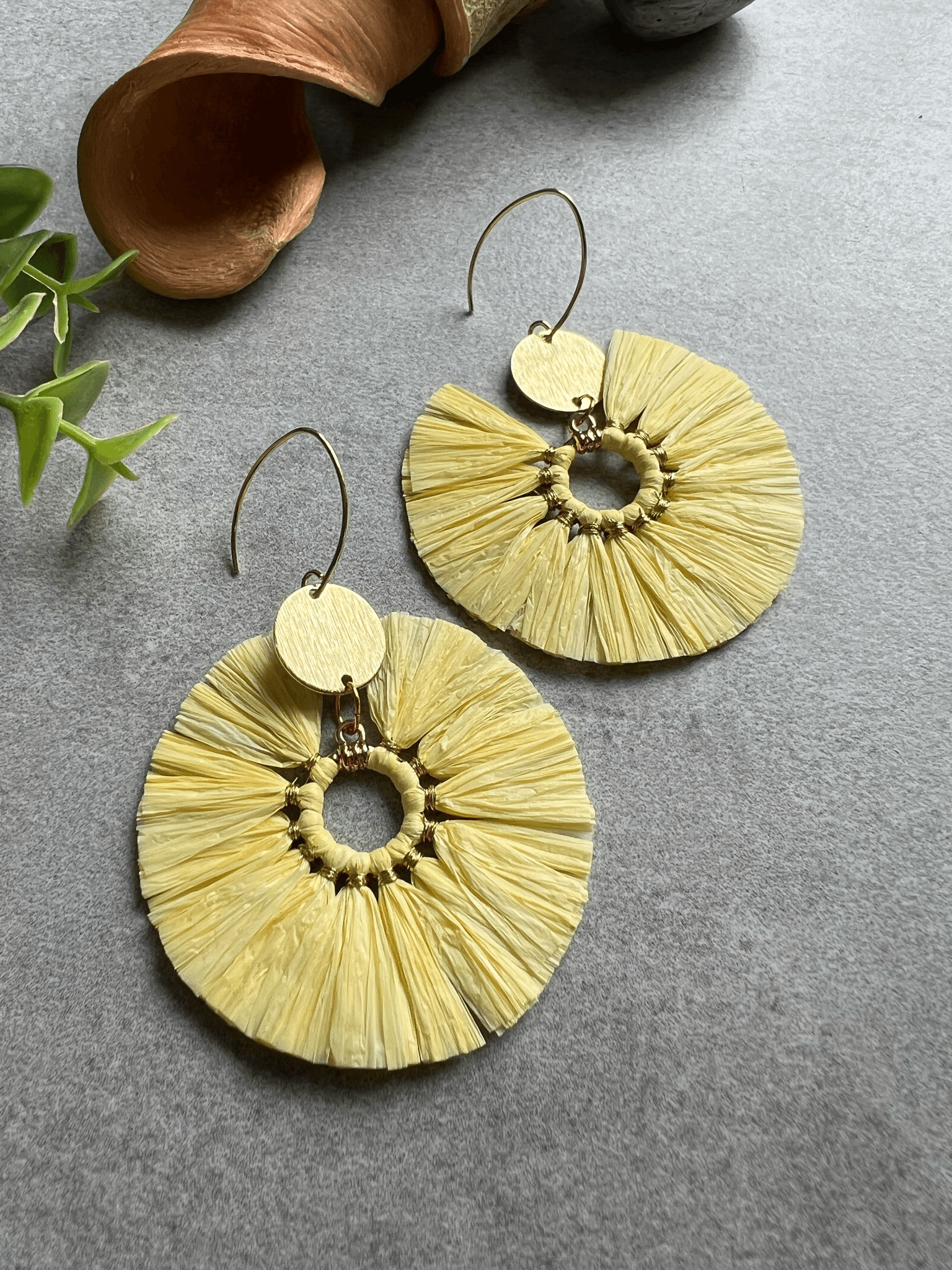 Boucles d’oreilles MOLLY raphia jaune pâle - Créations Uniques - Créations Uniques