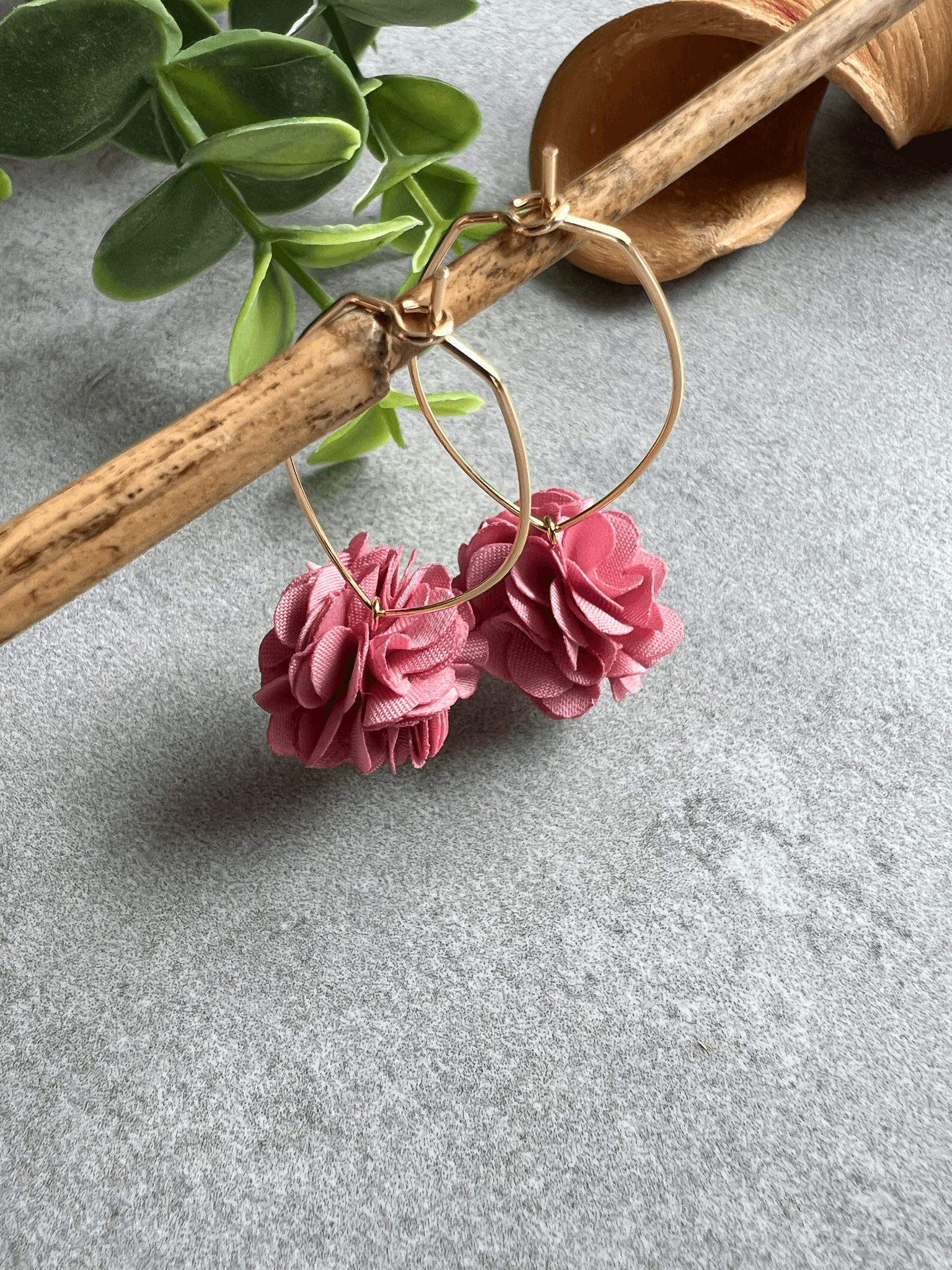 Boucles d’oreilles CHELSEA pompons vieux rose - Créations Uniques - Créations Uniques