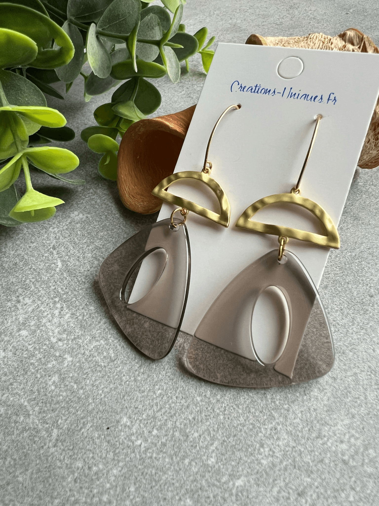Boucles d’oreilles TALI triangles résine grise - Créations Uniques - Créations Uniques