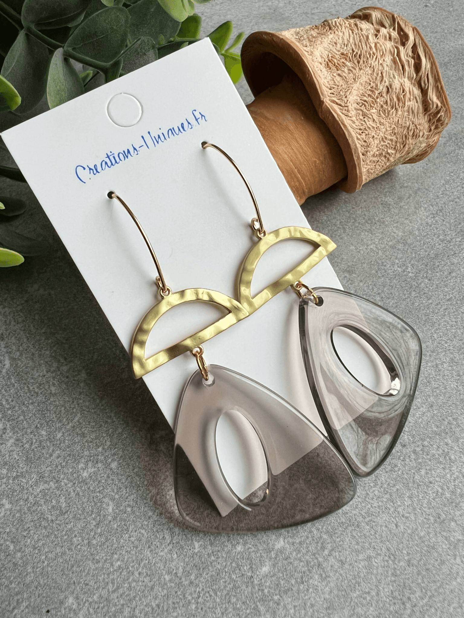 Boucles d’oreilles TALI triangles résine grise - Créations Uniques - Créations Uniques