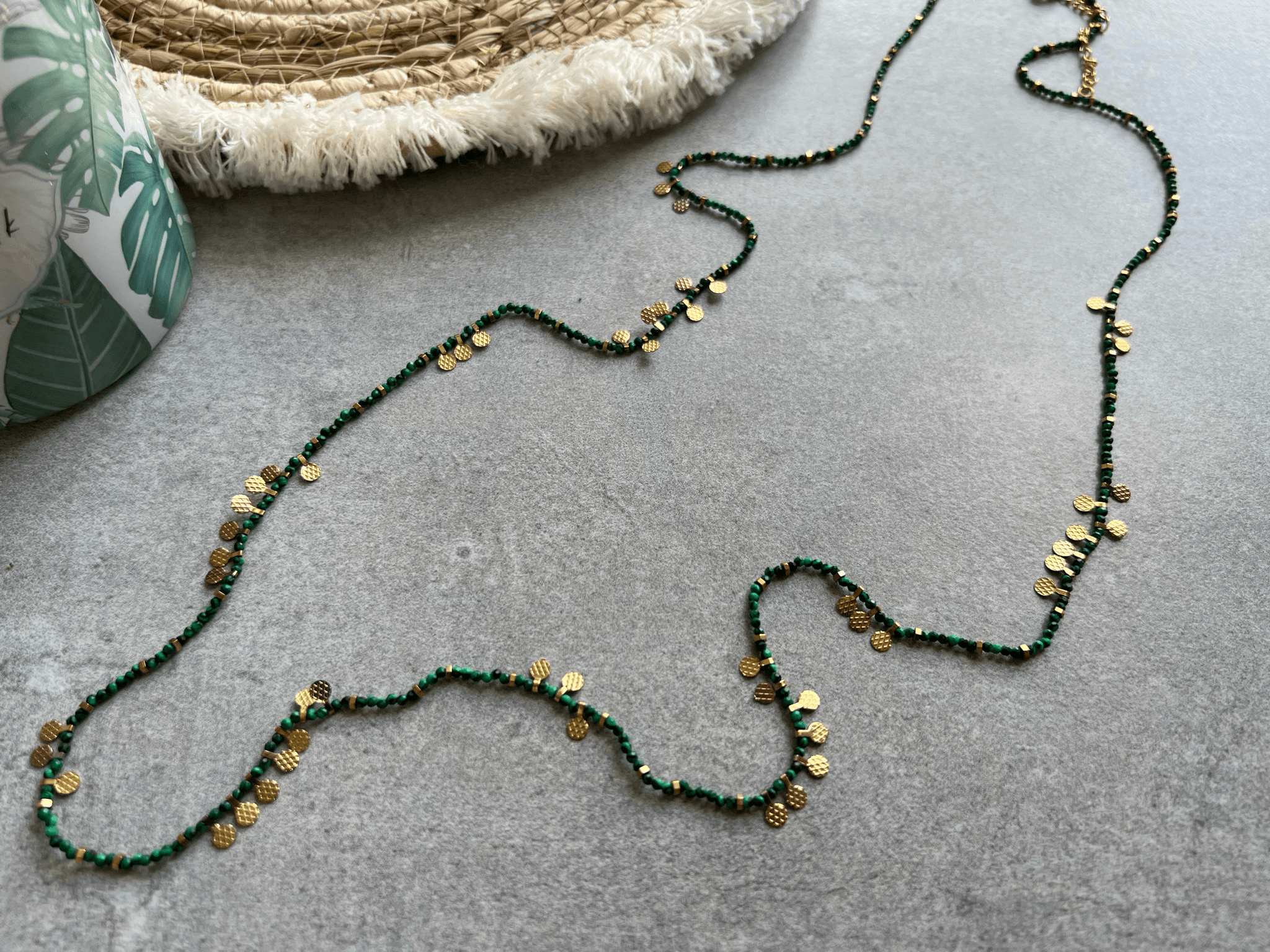 Collier MOJAVE sautoir perles fines vertes et pampilles dorées - Créations Uniques