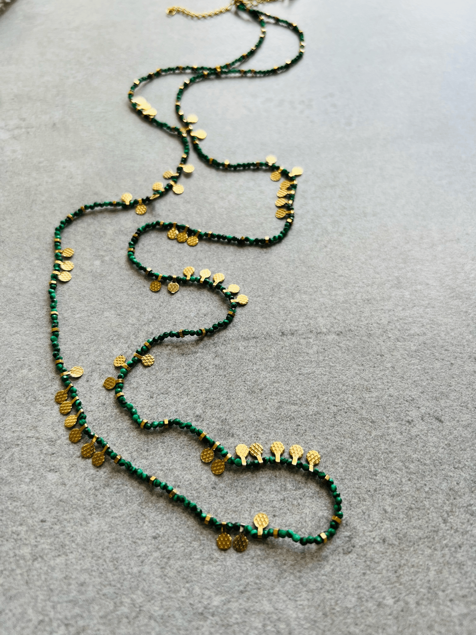 Collier MOJAVE sautoir perles fines vertes et pampilles dorées - Créations Uniques