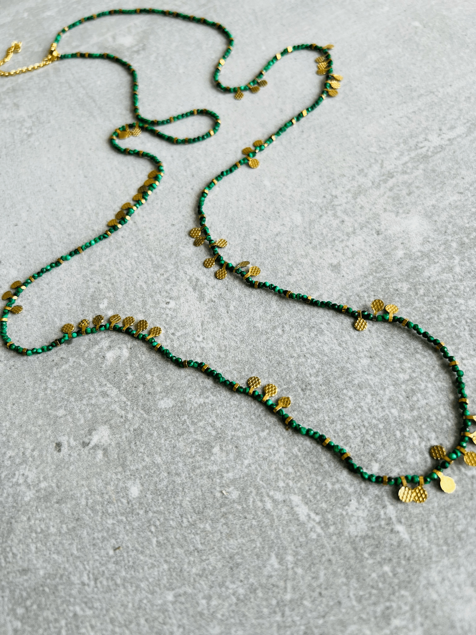 Collier MOJAVE sautoir perles fines vertes et pampilles dorées - Créations Uniques