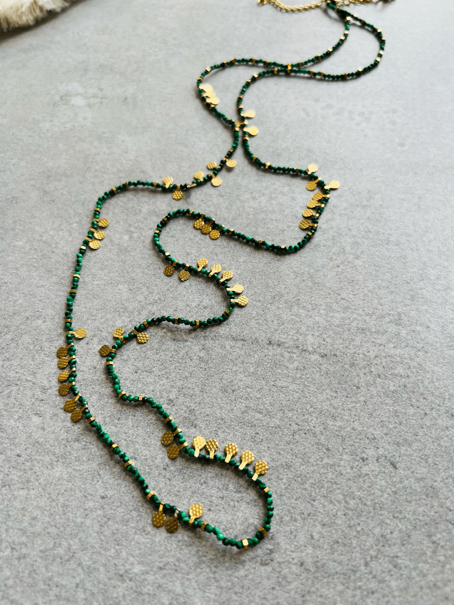 Collier MOJAVE sautoir perles fines vertes et pampilles dorées - Créations Uniques