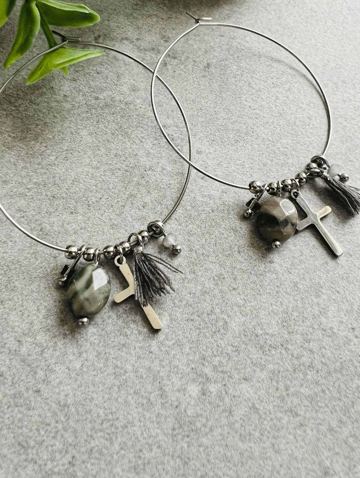 Boucles d’oreilles FIONA créoles argentées et mini pompons mini croix - Créations Uniques